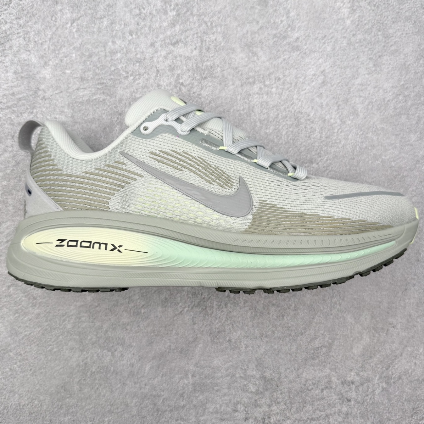 ＃福利特价‼️NK Air Zoom Vomero 18 轻便舒适公路跑步鞋 质感柔软 弹力充沛 助力一