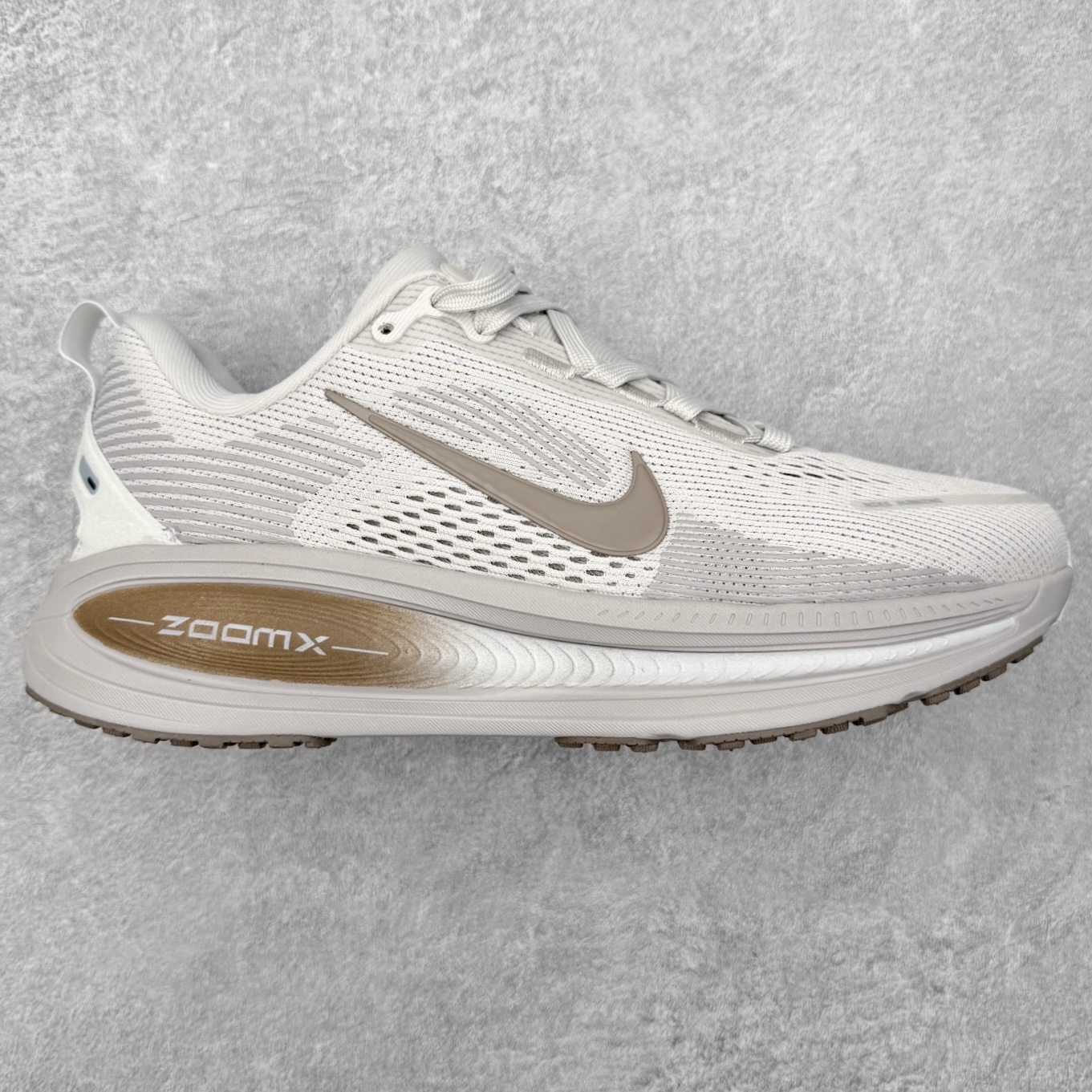 ＃福利特价‼️NK Air Zoom Vomero 18 轻便舒适公路跑步鞋 质感柔软 弹力充沛 助力一