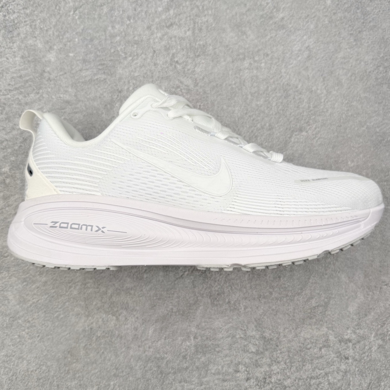 ＃福利特价‼️NK Air Zoom Vomero 18 轻便舒适公路跑步鞋 质感柔软 弹力充沛 助力一