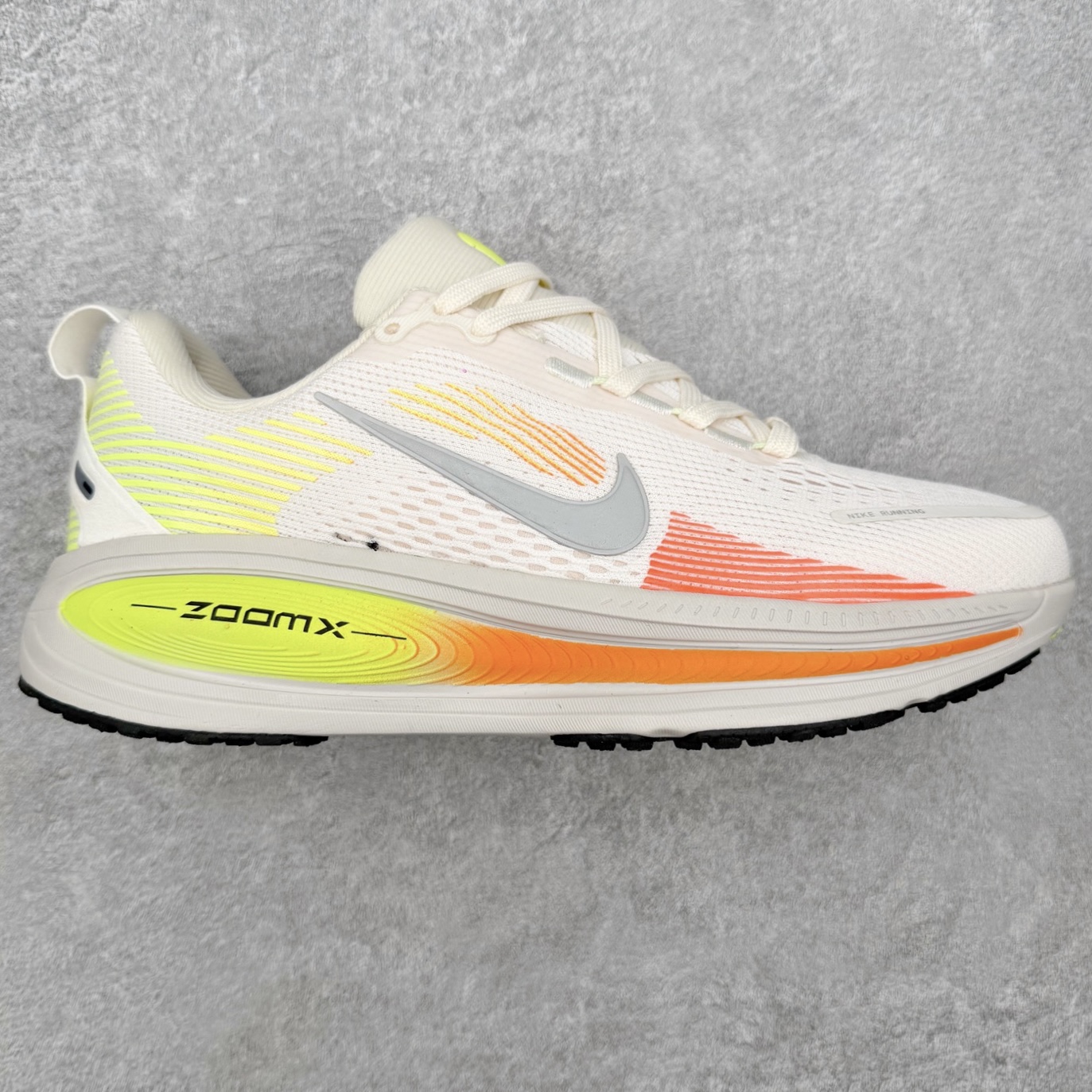 ＃福利特价‼️NK Air Zoom Vomero 18 轻便舒适公路跑步鞋 质感柔软 弹力充沛 助力一