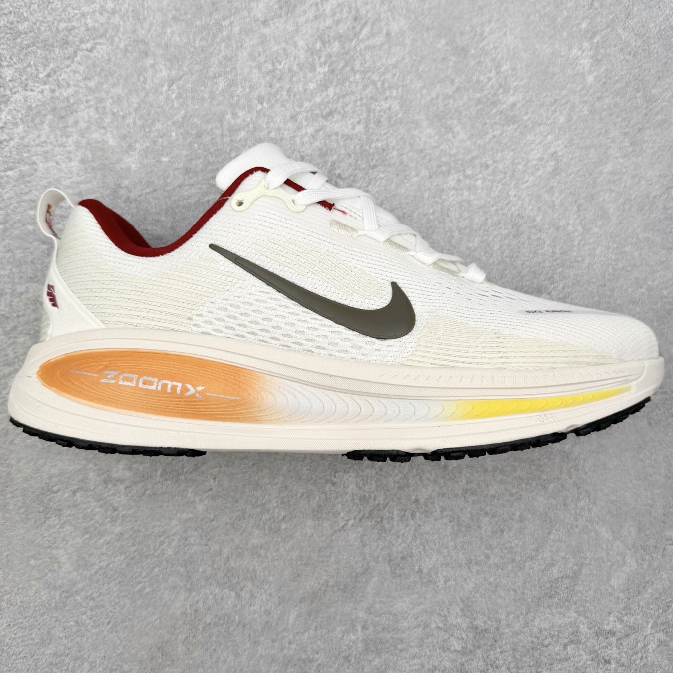 ＃福利特价‼️NK Air Zoom Vomero 18 轻便舒适公路跑步鞋 质感柔软 弹力充沛 助力一