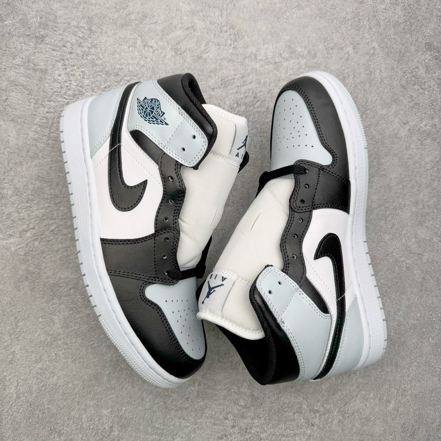 # 纯原 Air Jordan AJ1 Mid 中帮 黑白蓝DQ8426-002 终端优势供应 市面中低 # 纯原 Air Jordan AJ1 Mid 中帮 黑白蓝DQ8426-002 终端优势供应 市面中低
