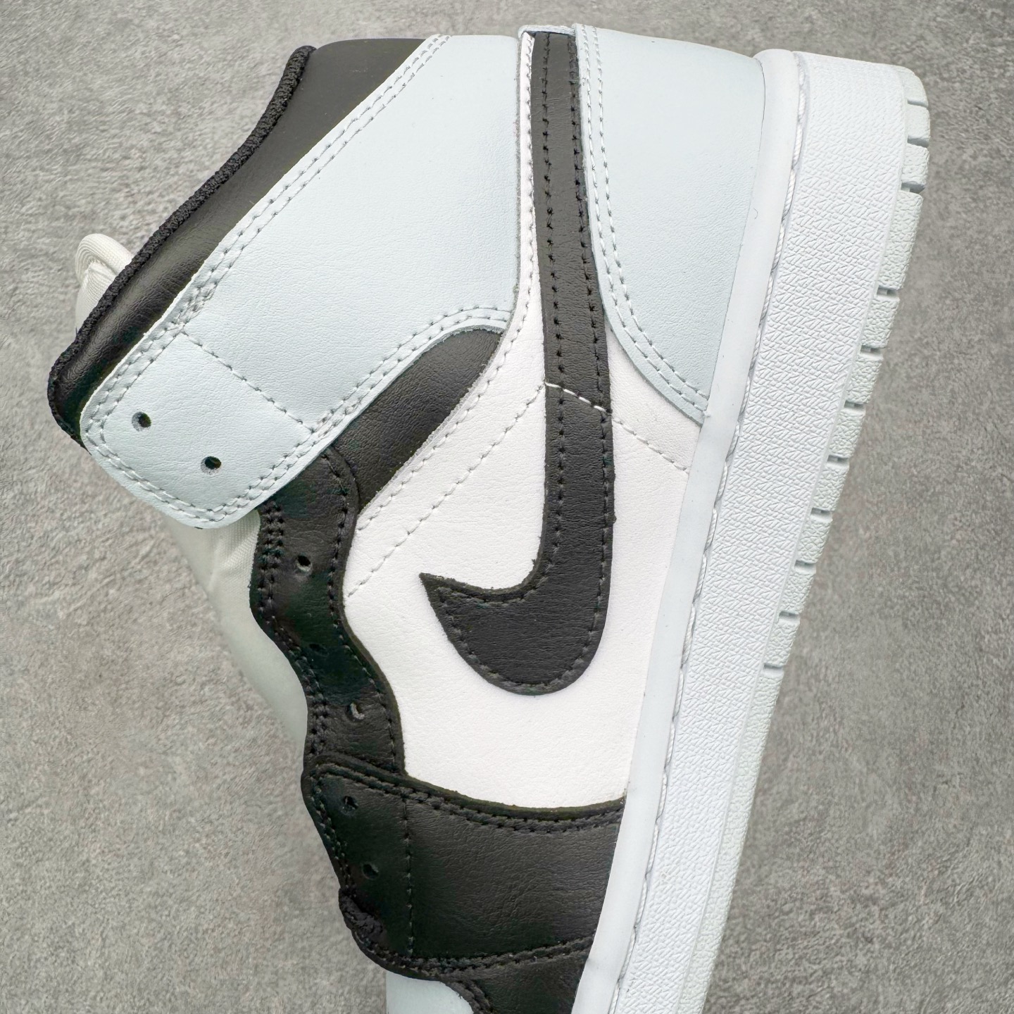 # 纯原 Air Jordan AJ1 Mid 中帮 黑白蓝DQ8426-002 终端优势供应 市面中低 # 纯原 Air Jordan AJ1 Mid 中帮 黑白蓝DQ8426-002 终端优势供应 市面中低