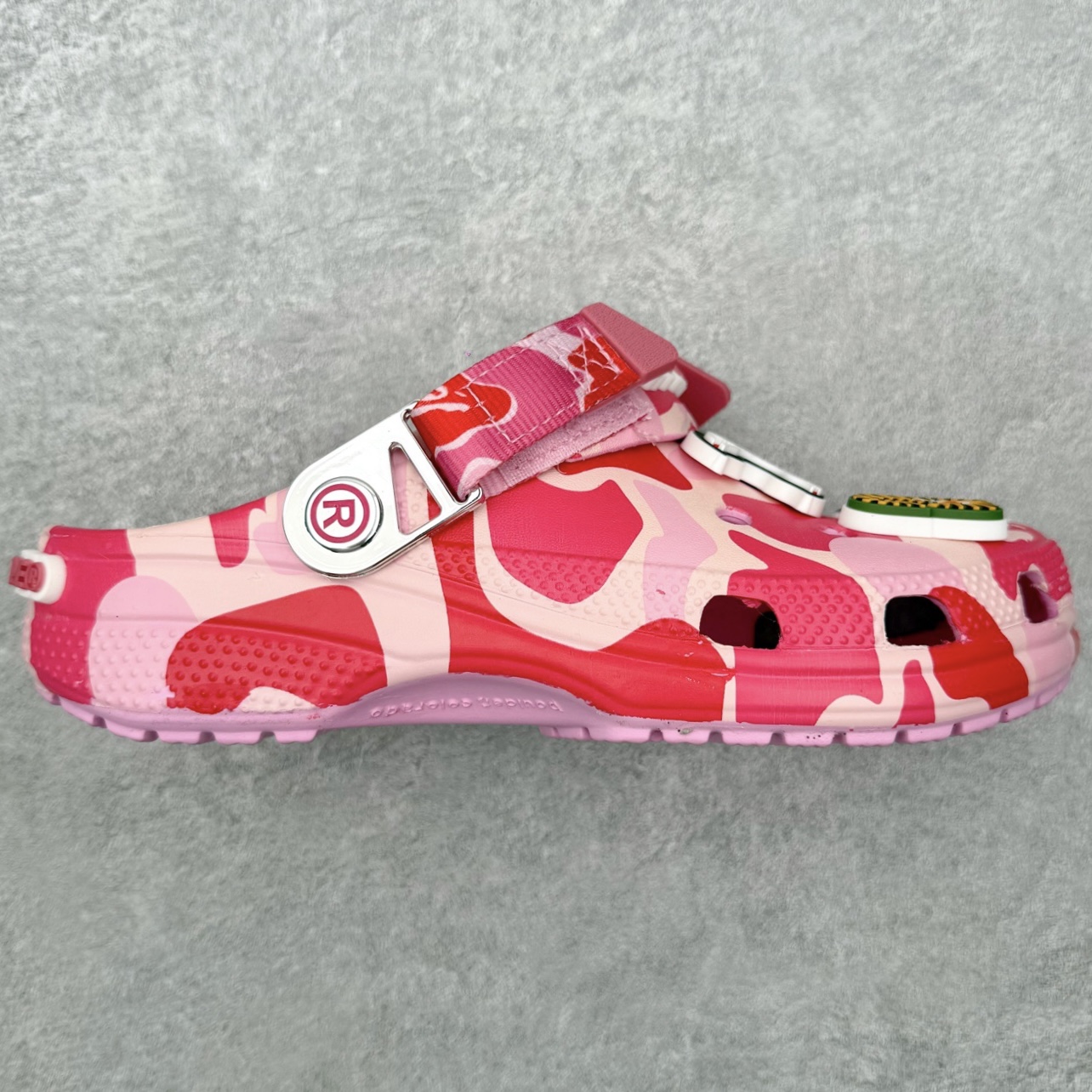 ＃XB A BATHING APE x Crocs Classic clog 卡骆驰Bape联名限定合作系列EVA经典一脚蹬包头洞洞鞋 男女同款 超轻Croslite专利材料打造 鞋面更加耐用易清洗 该鞋款轻盈舒适 2002年 经典克骆格诞生 秉承外形简单 穿着舒适的初衷 不断为消费者带来舒适的穿着体验 穿出“趣”味 鞋面洞洞可搭彰显个性的智必星 一鞋两穿 可调节式后跟带增添鞋身的稳固性能 放前面变成愜意舒适的凉拖 放后面行走跑跳更加稳妥 Croslite ™材料 封闭式细胞树脂 能够在体温作用下自动变形以适应脚部形状 涉水性优秀的同时易于清洁 抓地力强 不易打滑 Crocs的核心理念：轻便 灵活 全方位的舒适感 同步官方尺码：M4（36-37） M5（37-38）M6（38-39）M7（39-40）M8（41-42）M9（42-43）M10（43-44）M11（45-46）-选品中心