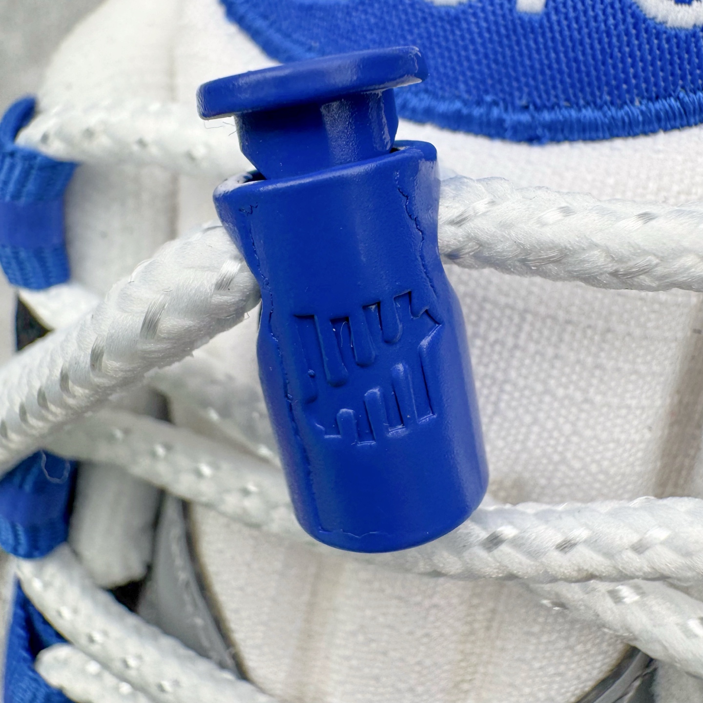 图片[13]-＃KZ神版 UNDEFEATED x NK Air Max 95 SP 伯明翰限定 联名灰蓝 IB4523-001 亲自操刀耗时半年开发 重金购买全套印尼原厂纸板楦头开发 2025官方主推系列 致敬诞生30周年的传奇鞋型 Air Max 95 系列再度重磅复刻归来 以全新配色续写光辉历史 更以现代手法重塑经典 将复古风格与前沿科技完美融合 一比一鞋头弧度高度鞋身弧度 东莞原厂模具大底 一码一模 原厂高韧性Tpu 独家供应45.5 48.5 原厂特供同批次皮料与Zp零色差 原厂特供内外标均可过绿X扫描认证 独家原装Big Bubble气垫 气垫体积更大 提供更强的缓震性能和回弹性 进口玻璃冲刀皮料裁剪零毛边 电脑针车工艺 鞋面不留荧光细节 平台可冲 超高鞋面清洁度 最高QC检验标准 控制溢胶瑕疵 每一双都是工艺品 实拍调校N版已经零色差零失真 百分百还原实物色彩所见即所得 不存在货不对板色差等低级问题 选购参考实物拍摄 不混卖不参货 只用心做好货严格选品 承诺混一赔十 尺码：40 40.5 41 42 42.5 43 44 44.5 45 45.5 46 47.5 48.5-选品中心
