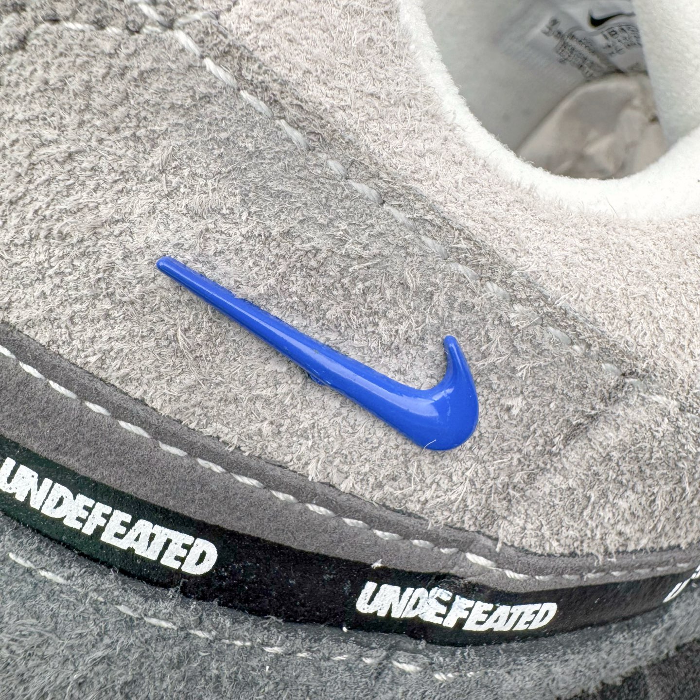 图片[17]-＃KZ神版 UNDEFEATED x NK Air Max 95 SP 伯明翰限定 联名灰蓝 IB4523-001 亲自操刀耗时半年开发 重金购买全套印尼原厂纸板楦头开发 2025官方主推系列 致敬诞生30周年的传奇鞋型 Air Max 95 系列再度重磅复刻归来 以全新配色续写光辉历史 更以现代手法重塑经典 将复古风格与前沿科技完美融合 一比一鞋头弧度高度鞋身弧度 东莞原厂模具大底 一码一模 原厂高韧性Tpu 独家供应45.5 48.5 原厂特供同批次皮料与Zp零色差 原厂特供内外标均可过绿X扫描认证 独家原装Big Bubble气垫 气垫体积更大 提供更强的缓震性能和回弹性 进口玻璃冲刀皮料裁剪零毛边 电脑针车工艺 鞋面不留荧光细节 平台可冲 超高鞋面清洁度 最高QC检验标准 控制溢胶瑕疵 每一双都是工艺品 实拍调校N版已经零色差零失真 百分百还原实物色彩所见即所得 不存在货不对板色差等低级问题 选购参考实物拍摄 不混卖不参货 只用心做好货严格选品 承诺混一赔十 尺码：40 40.5 41 42 42.5 43 44 44.5 45 45.5 46 47.5 48.5-选品中心
