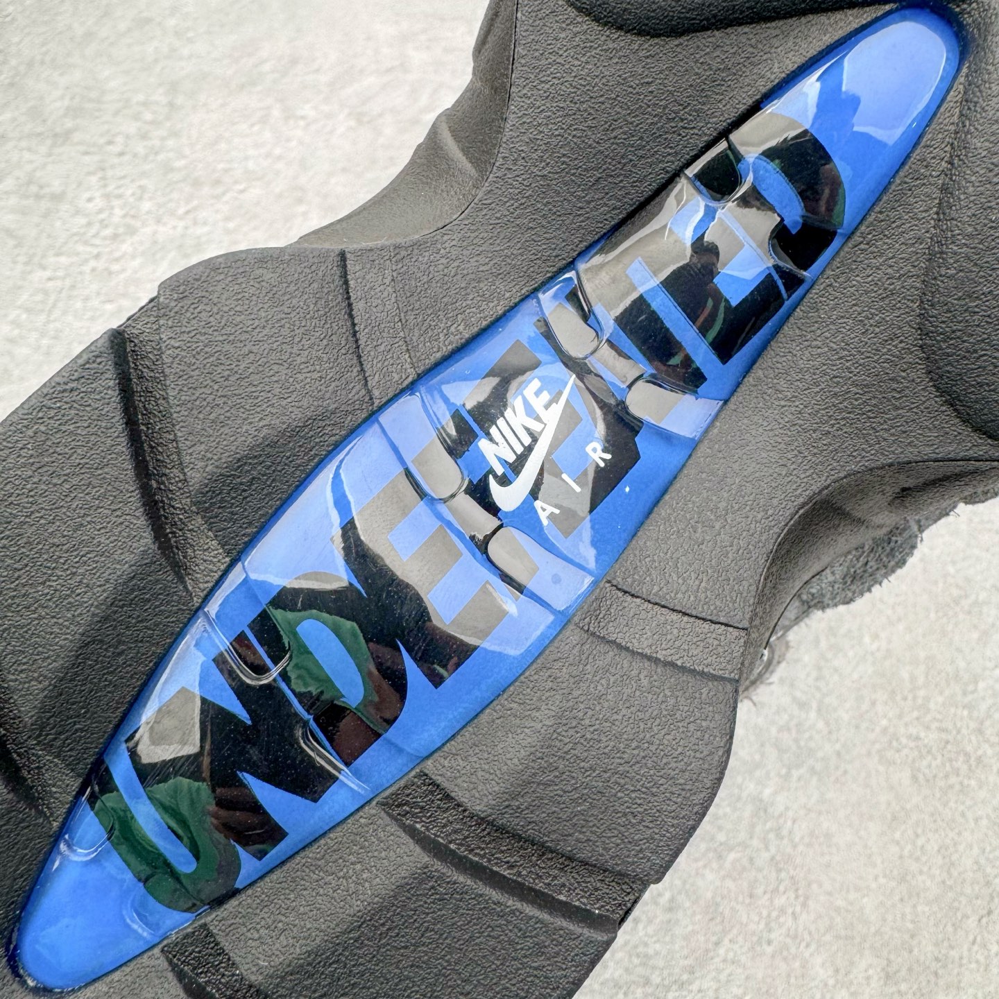 图片[21]-＃KZ神版 UNDEFEATED x NK Air Max 95 SP 伯明翰限定 联名灰蓝 IB4523-001 亲自操刀耗时半年开发 重金购买全套印尼原厂纸板楦头开发 2025官方主推系列 致敬诞生30周年的传奇鞋型 Air Max 95 系列再度重磅复刻归来 以全新配色续写光辉历史 更以现代手法重塑经典 将复古风格与前沿科技完美融合 一比一鞋头弧度高度鞋身弧度 东莞原厂模具大底 一码一模 原厂高韧性Tpu 独家供应45.5 48.5 原厂特供同批次皮料与Zp零色差 原厂特供内外标均可过绿X扫描认证 独家原装Big Bubble气垫 气垫体积更大 提供更强的缓震性能和回弹性 进口玻璃冲刀皮料裁剪零毛边 电脑针车工艺 鞋面不留荧光细节 平台可冲 超高鞋面清洁度 最高QC检验标准 控制溢胶瑕疵 每一双都是工艺品 实拍调校N版已经零色差零失真 百分百还原实物色彩所见即所得 不存在货不对板色差等低级问题 选购参考实物拍摄 不混卖不参货 只用心做好货严格选品 承诺混一赔十 尺码：40 40.5 41 42 42.5 43 44 44.5 45 45.5 46 47.5 48.5-选品中心