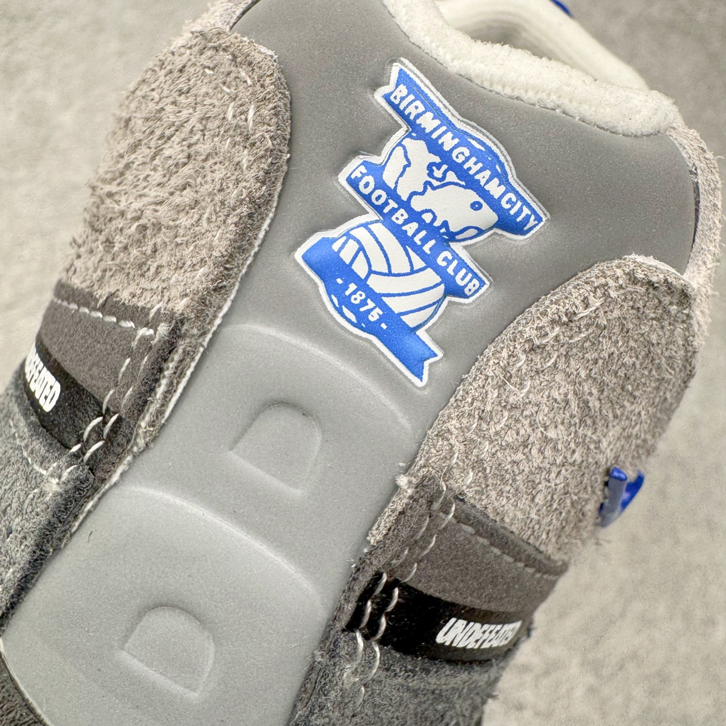 图片[16]-＃KZ神版 UNDEFEATED x NK Air Max 95 SP 伯明翰限定 联名灰蓝 IB4523-001 亲自操刀耗时半年开发 重金购买全套印尼原厂纸板楦头开发 2025官方主推系列 致敬诞生30周年的传奇鞋型 Air Max 95 系列再度重磅复刻归来 以全新配色续写光辉历史 更以现代手法重塑经典 将复古风格与前沿科技完美融合 一比一鞋头弧度高度鞋身弧度 东莞原厂模具大底 一码一模 原厂高韧性Tpu 独家供应45.5 48.5 原厂特供同批次皮料与Zp零色差 原厂特供内外标均可过绿X扫描认证 独家原装Big Bubble气垫 气垫体积更大 提供更强的缓震性能和回弹性 进口玻璃冲刀皮料裁剪零毛边 电脑针车工艺 鞋面不留荧光细节 平台可冲 超高鞋面清洁度 最高QC检验标准 控制溢胶瑕疵 每一双都是工艺品 实拍调校N版已经零色差零失真 百分百还原实物色彩所见即所得 不存在货不对板色差等低级问题 选购参考实物拍摄 不混卖不参货 只用心做好货严格选品 承诺混一赔十 尺码：40 40.5 41 42 42.5 43 44 44.5 45 45.5 46 47.5 48.5-选品中心