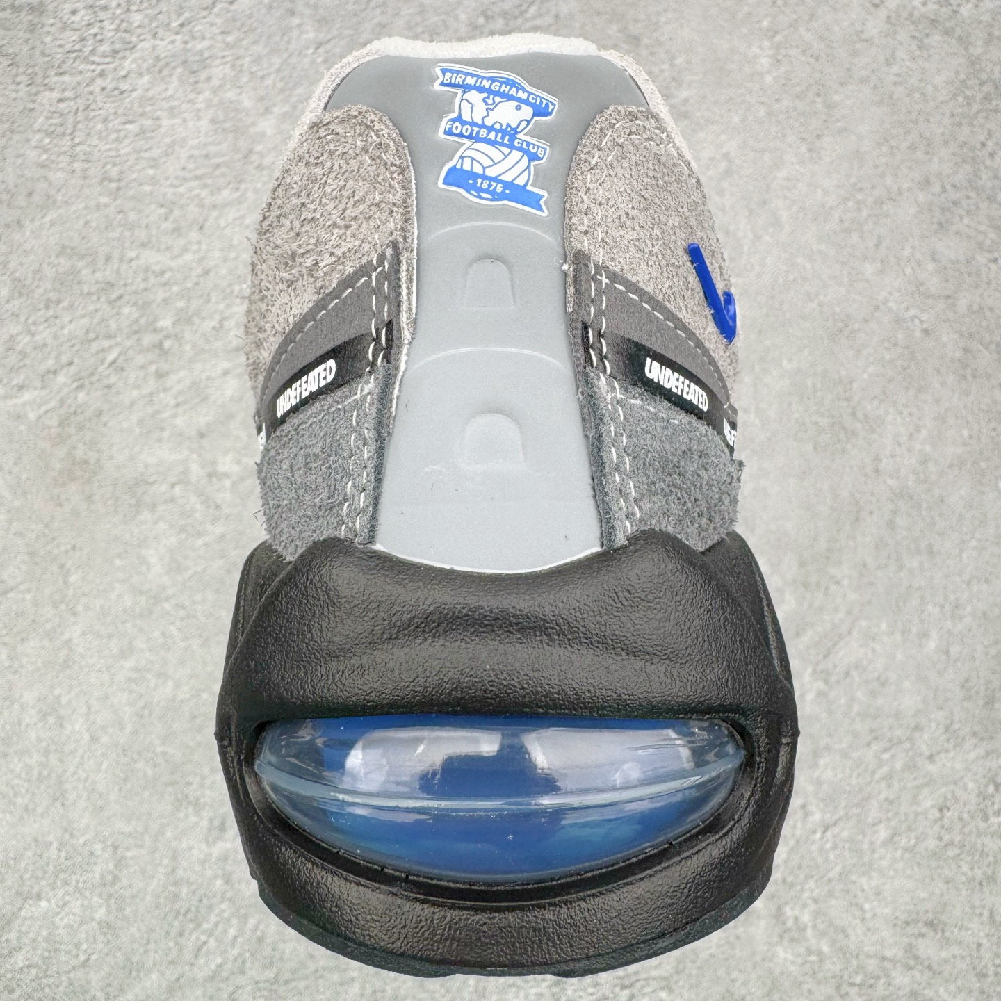 图片[8]-＃KZ神版 UNDEFEATED x NK Air Max 95 SP 伯明翰限定 联名灰蓝 IB4523-001 亲自操刀耗时半年开发 重金购买全套印尼原厂纸板楦头开发 2025官方主推系列 致敬诞生30周年的传奇鞋型 Air Max 95 系列再度重磅复刻归来 以全新配色续写光辉历史 更以现代手法重塑经典 将复古风格与前沿科技完美融合 一比一鞋头弧度高度鞋身弧度 东莞原厂模具大底 一码一模 原厂高韧性Tpu 独家供应45.5 48.5 原厂特供同批次皮料与Zp零色差 原厂特供内外标均可过绿X扫描认证 独家原装Big Bubble气垫 气垫体积更大 提供更强的缓震性能和回弹性 进口玻璃冲刀皮料裁剪零毛边 电脑针车工艺 鞋面不留荧光细节 平台可冲 超高鞋面清洁度 最高QC检验标准 控制溢胶瑕疵 每一双都是工艺品 实拍调校N版已经零色差零失真 百分百还原实物色彩所见即所得 不存在货不对板色差等低级问题 选购参考实物拍摄 不混卖不参货 只用心做好货严格选品 承诺混一赔十 尺码：40 40.5 41 42 42.5 43 44 44.5 45 45.5 46 47.5 48.5-选品中心