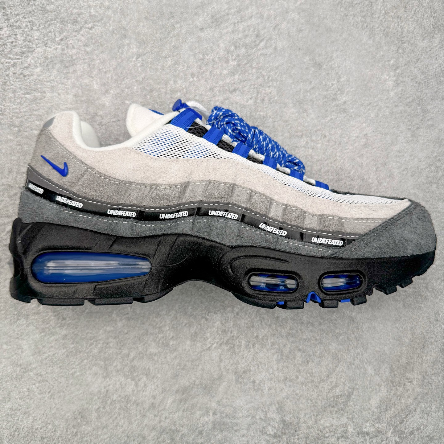 ＃KZ神版 UNDEFEATED x NK Air Max 95 SP 伯明翰限定 联名灰蓝 IB4523-001 亲自操刀耗时半年开发 重金购买全套印尼原厂纸板楦头开发 2025官方主推系列 致敬诞生30周年的传奇鞋型 Air Max 95 系列再度重磅复刻归来 以全新配色续写光辉历史 更以现代手法重塑经典 将复古风格与前沿科技完美融合 一比一鞋头弧度高度鞋身弧度 东莞原厂模具大底 一码一模 原厂高韧性Tpu 独家供应45.5 48.5 原厂特供同批次皮料与Zp零色差 原厂特供内外标均可过绿X扫描认证 独家原装Big Bubble气垫 气垫体积更大 提供更强的缓震性能和回弹性 进口玻璃冲刀皮料裁剪零毛边 电脑针车工艺 鞋面不留荧光细节 平台可冲 超高鞋面清洁度 最高QC检验标准 控制溢胶瑕疵 每一双都是工艺品 实拍调校N版已经零色差零失真 百分百还原实物色彩所见即所得 不存在货不对板色差等低级问题 选购参考实物拍摄 不混卖不参货 只用心做好货严格选品 承诺混一赔十 尺码：40 40.5 41 42 42.5 43 44 44.5 45 45.5 46 47.5 48.5-选品中心