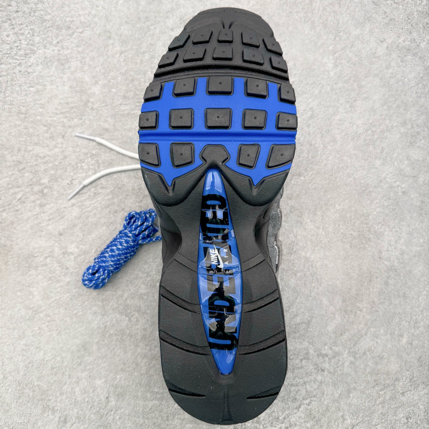 图片[9]-＃KZ神版 UNDEFEATED x NK Air Max 95 SP 伯明翰限定 联名灰蓝 IB4523-001 亲自操刀耗时半年开发 重金购买全套印尼原厂纸板楦头开发 2025官方主推系列 致敬诞生30周年的传奇鞋型 Air Max 95 系列再度重磅复刻归来 以全新配色续写光辉历史 更以现代手法重塑经典 将复古风格与前沿科技完美融合 一比一鞋头弧度高度鞋身弧度 东莞原厂模具大底 一码一模 原厂高韧性Tpu 独家供应45.5 48.5 原厂特供同批次皮料与Zp零色差 原厂特供内外标均可过绿X扫描认证 独家原装Big Bubble气垫 气垫体积更大 提供更强的缓震性能和回弹性 进口玻璃冲刀皮料裁剪零毛边 电脑针车工艺 鞋面不留荧光细节 平台可冲 超高鞋面清洁度 最高QC检验标准 控制溢胶瑕疵 每一双都是工艺品 实拍调校N版已经零色差零失真 百分百还原实物色彩所见即所得 不存在货不对板色差等低级问题 选购参考实物拍摄 不混卖不参货 只用心做好货严格选品 承诺混一赔十 尺码：40 40.5 41 42 42.5 43 44 44.5 45 45.5 46 47.5 48.5-选品中心