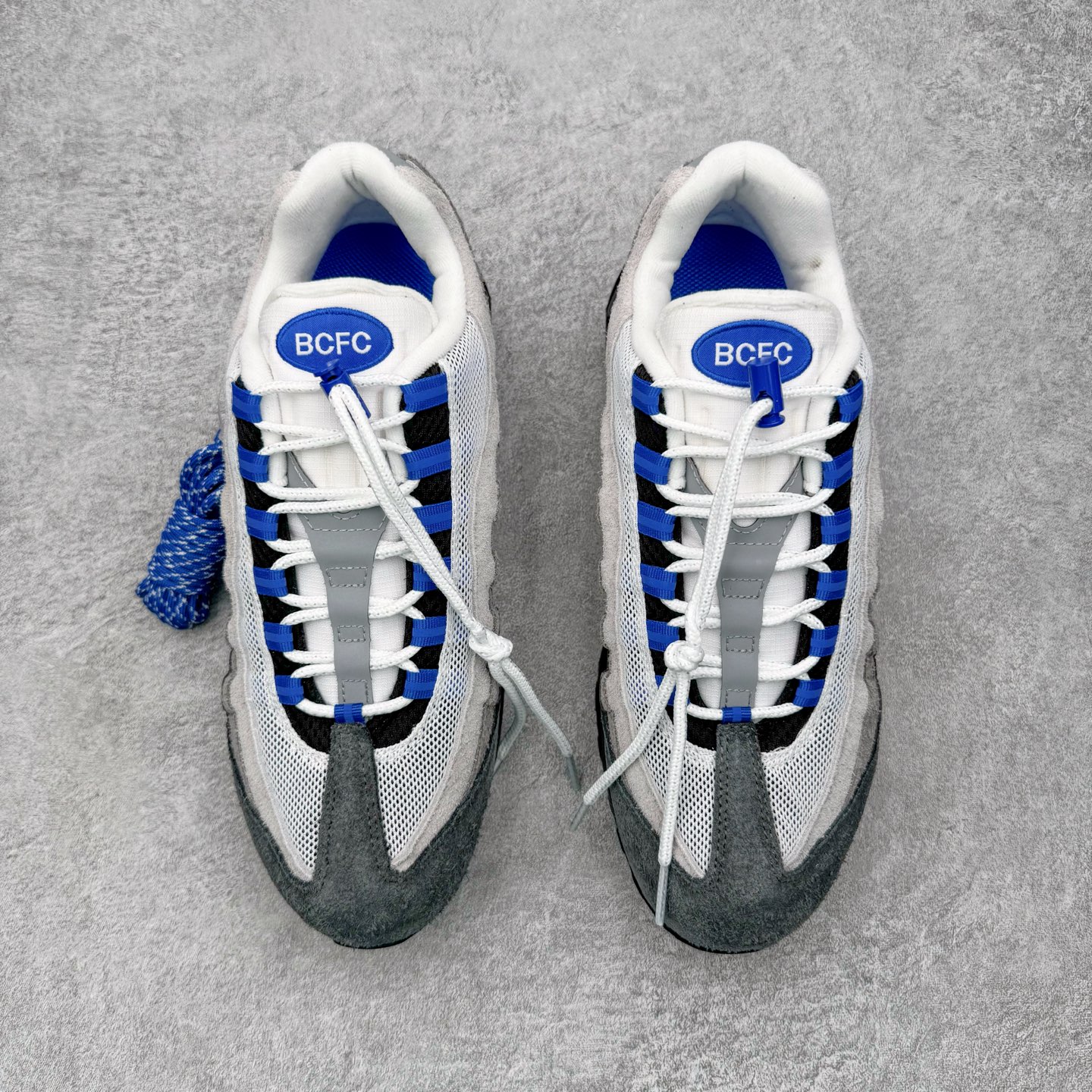 图片[2]-＃KZ神版 UNDEFEATED x NK Air Max 95 SP 伯明翰限定 联名灰蓝 IB4523-001 亲自操刀耗时半年开发 重金购买全套印尼原厂纸板楦头开发 2025官方主推系列 致敬诞生30周年的传奇鞋型 Air Max 95 系列再度重磅复刻归来 以全新配色续写光辉历史 更以现代手法重塑经典 将复古风格与前沿科技完美融合 一比一鞋头弧度高度鞋身弧度 东莞原厂模具大底 一码一模 原厂高韧性Tpu 独家供应45.5 48.5 原厂特供同批次皮料与Zp零色差 原厂特供内外标均可过绿X扫描认证 独家原装Big Bubble气垫 气垫体积更大 提供更强的缓震性能和回弹性 进口玻璃冲刀皮料裁剪零毛边 电脑针车工艺 鞋面不留荧光细节 平台可冲 超高鞋面清洁度 最高QC检验标准 控制溢胶瑕疵 每一双都是工艺品 实拍调校N版已经零色差零失真 百分百还原实物色彩所见即所得 不存在货不对板色差等低级问题 选购参考实物拍摄 不混卖不参货 只用心做好货严格选品 承诺混一赔十 尺码：40 40.5 41 42 42.5 43 44 44.5 45 45.5 46 47.5 48.5-选品中心
