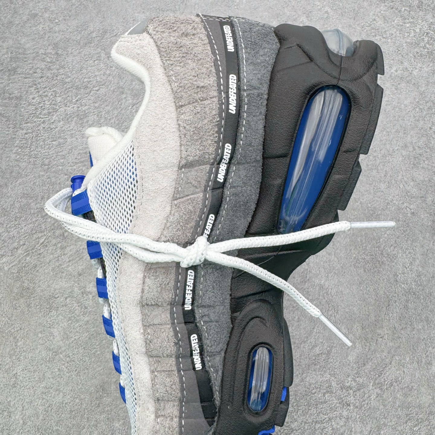 图片[7]-＃KZ神版 UNDEFEATED x NK Air Max 95 SP 伯明翰限定 联名灰蓝 IB4523-001 亲自操刀耗时半年开发 重金购买全套印尼原厂纸板楦头开发 2025官方主推系列 致敬诞生30周年的传奇鞋型 Air Max 95 系列再度重磅复刻归来 以全新配色续写光辉历史 更以现代手法重塑经典 将复古风格与前沿科技完美融合 一比一鞋头弧度高度鞋身弧度 东莞原厂模具大底 一码一模 原厂高韧性Tpu 独家供应45.5 48.5 原厂特供同批次皮料与Zp零色差 原厂特供内外标均可过绿X扫描认证 独家原装Big Bubble气垫 气垫体积更大 提供更强的缓震性能和回弹性 进口玻璃冲刀皮料裁剪零毛边 电脑针车工艺 鞋面不留荧光细节 平台可冲 超高鞋面清洁度 最高QC检验标准 控制溢胶瑕疵 每一双都是工艺品 实拍调校N版已经零色差零失真 百分百还原实物色彩所见即所得 不存在货不对板色差等低级问题 选购参考实物拍摄 不混卖不参货 只用心做好货严格选品 承诺混一赔十 尺码：40 40.5 41 42 42.5 43 44 44.5 45 45.5 46 47.5 48.5-选品中心