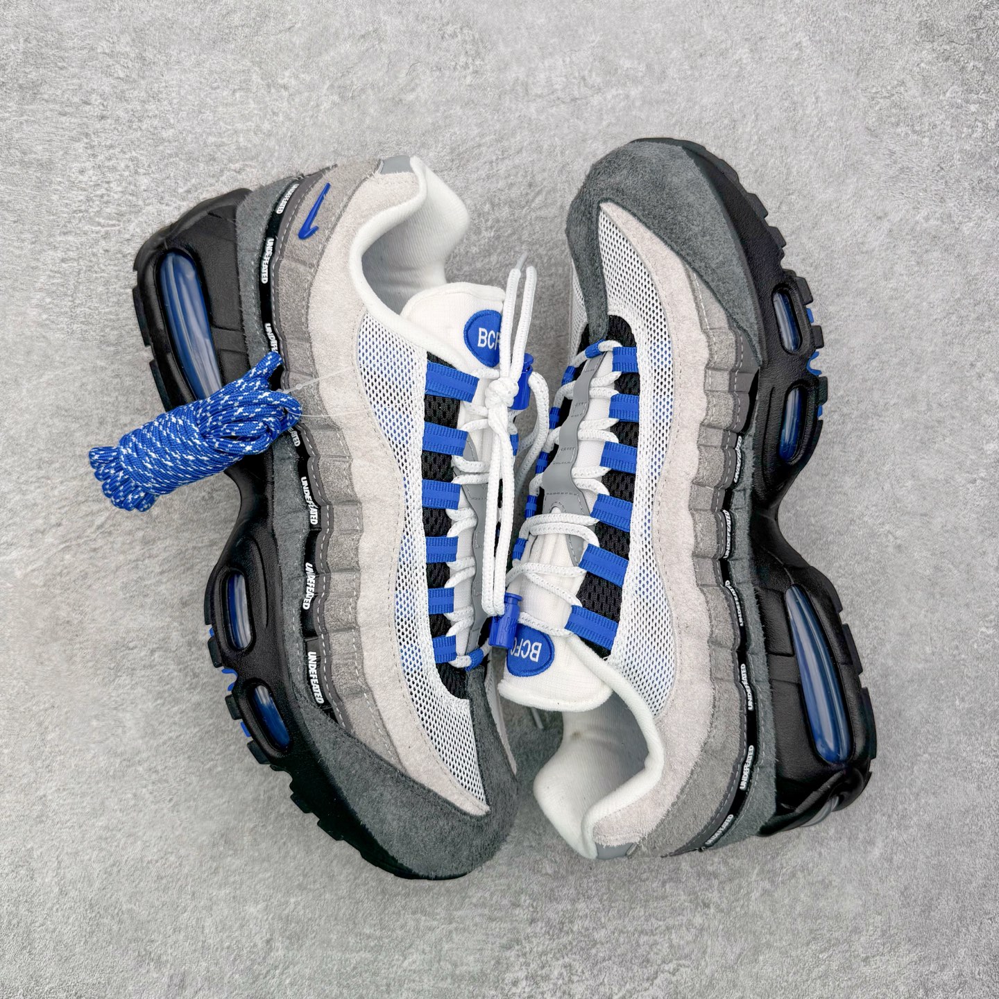 图片[3]-＃KZ神版 UNDEFEATED x NK Air Max 95 SP 伯明翰限定 联名灰蓝 IB4523-001 亲自操刀耗时半年开发 重金购买全套印尼原厂纸板楦头开发 2025官方主推系列 致敬诞生30周年的传奇鞋型 Air Max 95 系列再度重磅复刻归来 以全新配色续写光辉历史 更以现代手法重塑经典 将复古风格与前沿科技完美融合 一比一鞋头弧度高度鞋身弧度 东莞原厂模具大底 一码一模 原厂高韧性Tpu 独家供应45.5 48.5 原厂特供同批次皮料与Zp零色差 原厂特供内外标均可过绿X扫描认证 独家原装Big Bubble气垫 气垫体积更大 提供更强的缓震性能和回弹性 进口玻璃冲刀皮料裁剪零毛边 电脑针车工艺 鞋面不留荧光细节 平台可冲 超高鞋面清洁度 最高QC检验标准 控制溢胶瑕疵 每一双都是工艺品 实拍调校N版已经零色差零失真 百分百还原实物色彩所见即所得 不存在货不对板色差等低级问题 选购参考实物拍摄 不混卖不参货 只用心做好货严格选品 承诺混一赔十 尺码：40 40.5 41 42 42.5 43 44 44.5 45 45.5 46 47.5 48.5-选品中心