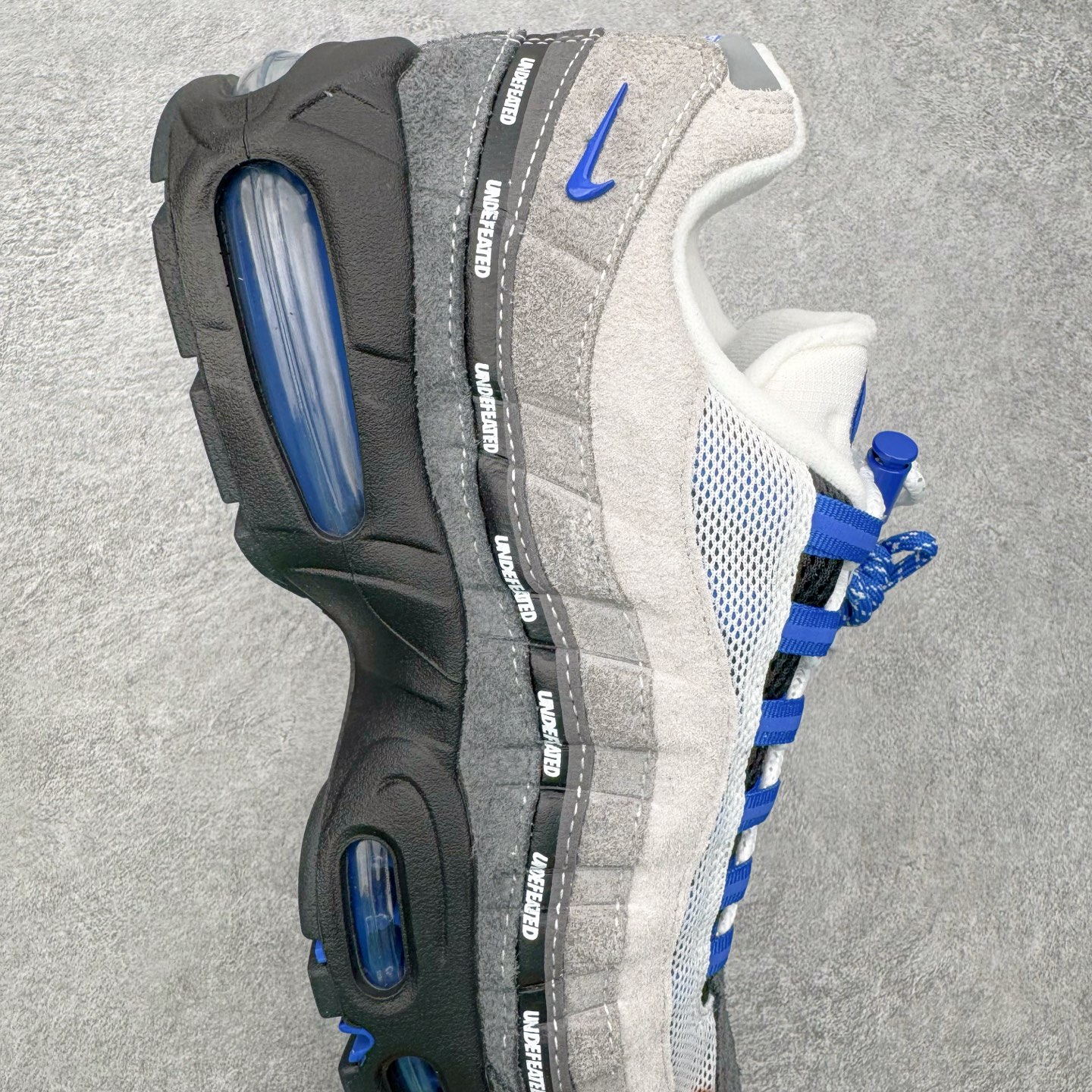 图片[6]-＃KZ神版 UNDEFEATED x NK Air Max 95 SP 伯明翰限定 联名灰蓝 IB4523-001 亲自操刀耗时半年开发 重金购买全套印尼原厂纸板楦头开发 2025官方主推系列 致敬诞生30周年的传奇鞋型 Air Max 95 系列再度重磅复刻归来 以全新配色续写光辉历史 更以现代手法重塑经典 将复古风格与前沿科技完美融合 一比一鞋头弧度高度鞋身弧度 东莞原厂模具大底 一码一模 原厂高韧性Tpu 独家供应45.5 48.5 原厂特供同批次皮料与Zp零色差 原厂特供内外标均可过绿X扫描认证 独家原装Big Bubble气垫 气垫体积更大 提供更强的缓震性能和回弹性 进口玻璃冲刀皮料裁剪零毛边 电脑针车工艺 鞋面不留荧光细节 平台可冲 超高鞋面清洁度 最高QC检验标准 控制溢胶瑕疵 每一双都是工艺品 实拍调校N版已经零色差零失真 百分百还原实物色彩所见即所得 不存在货不对板色差等低级问题 选购参考实物拍摄 不混卖不参货 只用心做好货严格选品 承诺混一赔十 尺码：40 40.5 41 42 42.5 43 44 44.5 45 45.5 46 47.5 48.5-选品中心