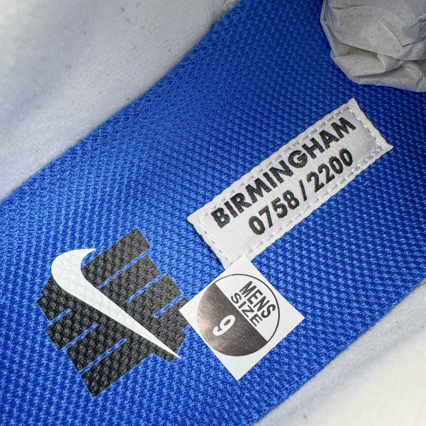 图片[10]-＃KZ神版 UNDEFEATED x NK Air Max 95 SP 伯明翰限定 联名灰蓝 IB4523-001 亲自操刀耗时半年开发 重金购买全套印尼原厂纸板楦头开发 2025官方主推系列 致敬诞生30周年的传奇鞋型 Air Max 95 系列再度重磅复刻归来 以全新配色续写光辉历史 更以现代手法重塑经典 将复古风格与前沿科技完美融合 一比一鞋头弧度高度鞋身弧度 东莞原厂模具大底 一码一模 原厂高韧性Tpu 独家供应45.5 48.5 原厂特供同批次皮料与Zp零色差 原厂特供内外标均可过绿X扫描认证 独家原装Big Bubble气垫 气垫体积更大 提供更强的缓震性能和回弹性 进口玻璃冲刀皮料裁剪零毛边 电脑针车工艺 鞋面不留荧光细节 平台可冲 超高鞋面清洁度 最高QC检验标准 控制溢胶瑕疵 每一双都是工艺品 实拍调校N版已经零色差零失真 百分百还原实物色彩所见即所得 不存在货不对板色差等低级问题 选购参考实物拍摄 不混卖不参货 只用心做好货严格选品 承诺混一赔十 尺码：40 40.5 41 42 42.5 43 44 44.5 45 45.5 46 47.5 48.5-选品中心