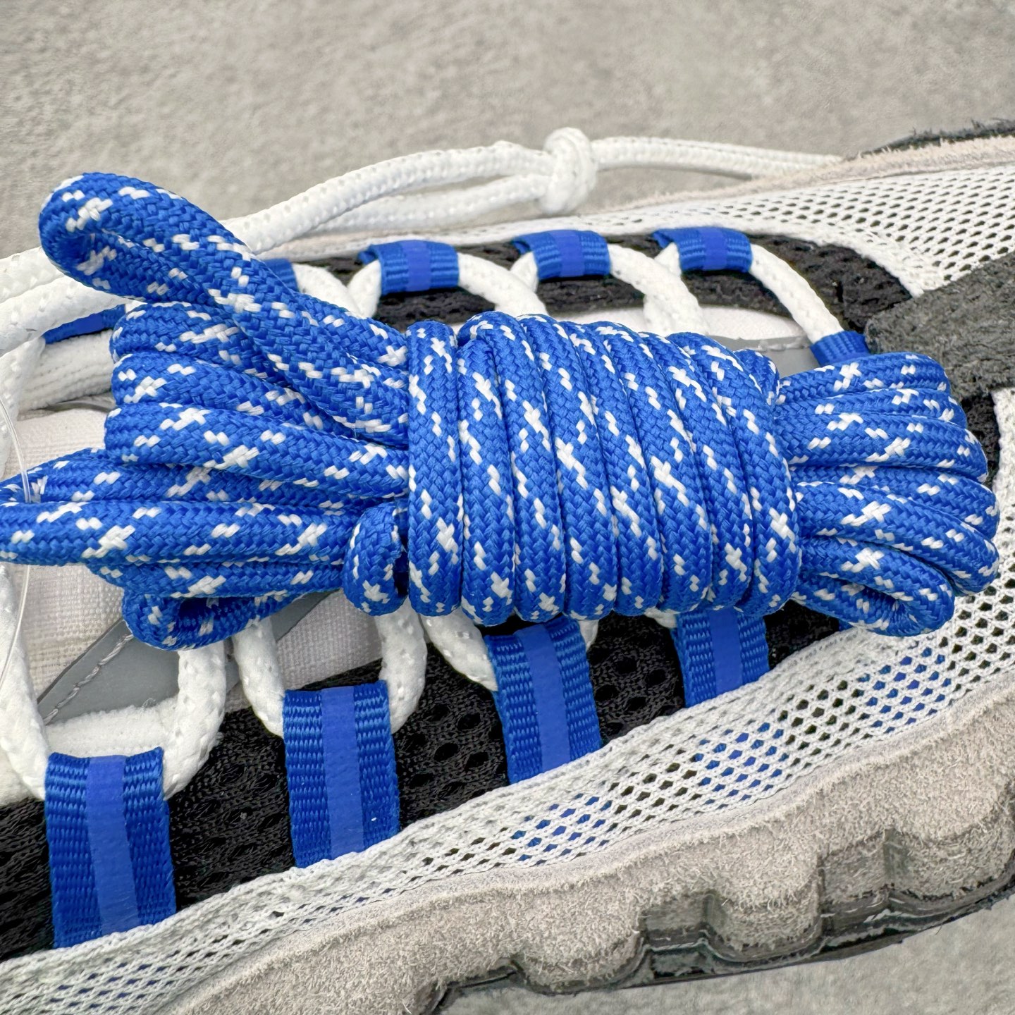图片[14]-＃KZ神版 UNDEFEATED x NK Air Max 95 SP 伯明翰限定 联名灰蓝 IB4523-001 亲自操刀耗时半年开发 重金购买全套印尼原厂纸板楦头开发 2025官方主推系列 致敬诞生30周年的传奇鞋型 Air Max 95 系列再度重磅复刻归来 以全新配色续写光辉历史 更以现代手法重塑经典 将复古风格与前沿科技完美融合 一比一鞋头弧度高度鞋身弧度 东莞原厂模具大底 一码一模 原厂高韧性Tpu 独家供应45.5 48.5 原厂特供同批次皮料与Zp零色差 原厂特供内外标均可过绿X扫描认证 独家原装Big Bubble气垫 气垫体积更大 提供更强的缓震性能和回弹性 进口玻璃冲刀皮料裁剪零毛边 电脑针车工艺 鞋面不留荧光细节 平台可冲 超高鞋面清洁度 最高QC检验标准 控制溢胶瑕疵 每一双都是工艺品 实拍调校N版已经零色差零失真 百分百还原实物色彩所见即所得 不存在货不对板色差等低级问题 选购参考实物拍摄 不混卖不参货 只用心做好货严格选品 承诺混一赔十 尺码：40 40.5 41 42 42.5 43 44 44.5 45 45.5 46 47.5 48.5-选品中心