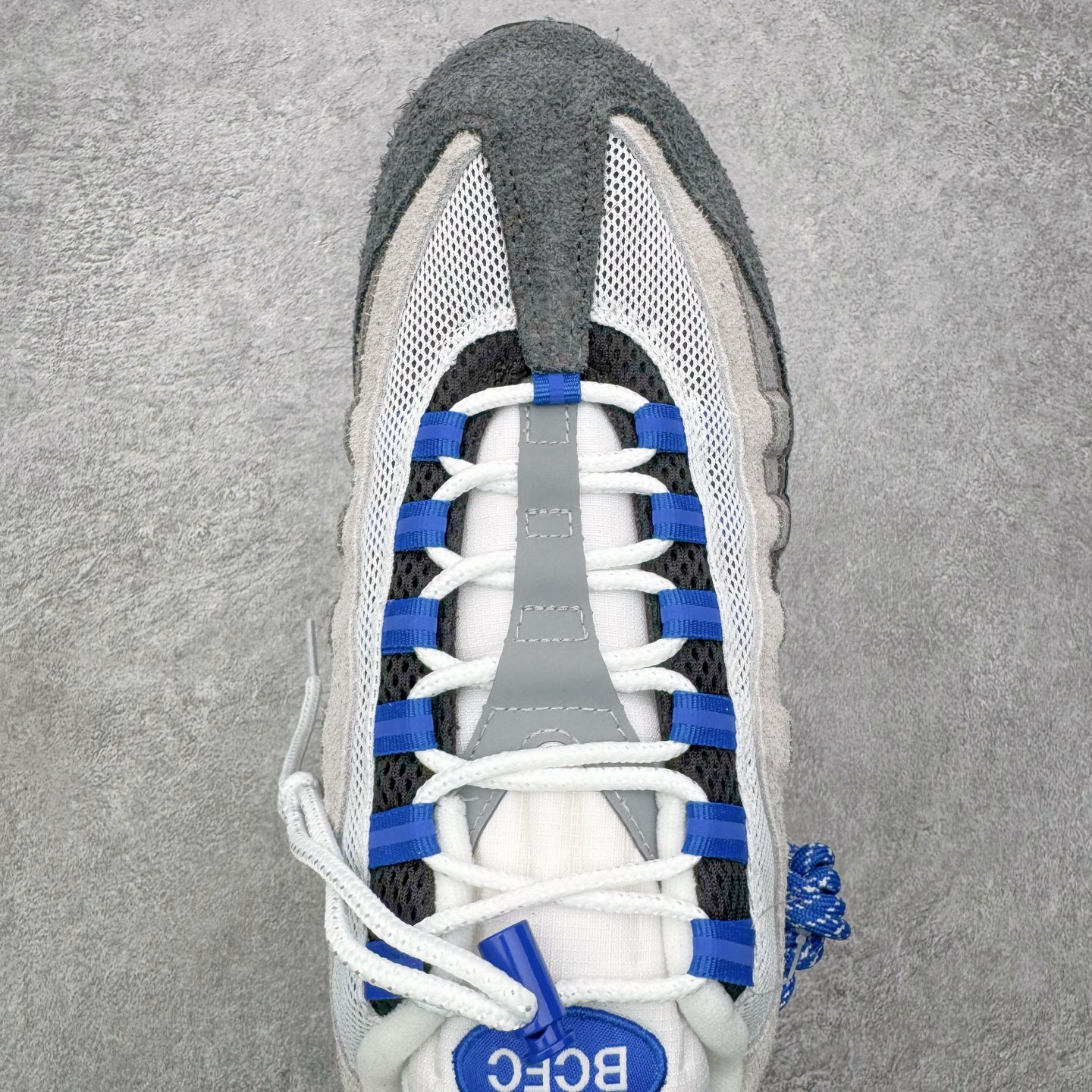 图片[4]-＃KZ神版 UNDEFEATED x NK Air Max 95 SP 伯明翰限定 联名灰蓝 IB4523-001 亲自操刀耗时半年开发 重金购买全套印尼原厂纸板楦头开发 2025官方主推系列 致敬诞生30周年的传奇鞋型 Air Max 95 系列再度重磅复刻归来 以全新配色续写光辉历史 更以现代手法重塑经典 将复古风格与前沿科技完美融合 一比一鞋头弧度高度鞋身弧度 东莞原厂模具大底 一码一模 原厂高韧性Tpu 独家供应45.5 48.5 原厂特供同批次皮料与Zp零色差 原厂特供内外标均可过绿X扫描认证 独家原装Big Bubble气垫 气垫体积更大 提供更强的缓震性能和回弹性 进口玻璃冲刀皮料裁剪零毛边 电脑针车工艺 鞋面不留荧光细节 平台可冲 超高鞋面清洁度 最高QC检验标准 控制溢胶瑕疵 每一双都是工艺品 实拍调校N版已经零色差零失真 百分百还原实物色彩所见即所得 不存在货不对板色差等低级问题 选购参考实物拍摄 不混卖不参货 只用心做好货严格选品 承诺混一赔十 尺码：40 40.5 41 42 42.5 43 44 44.5 45 45.5 46 47.5 48.5-选品中心