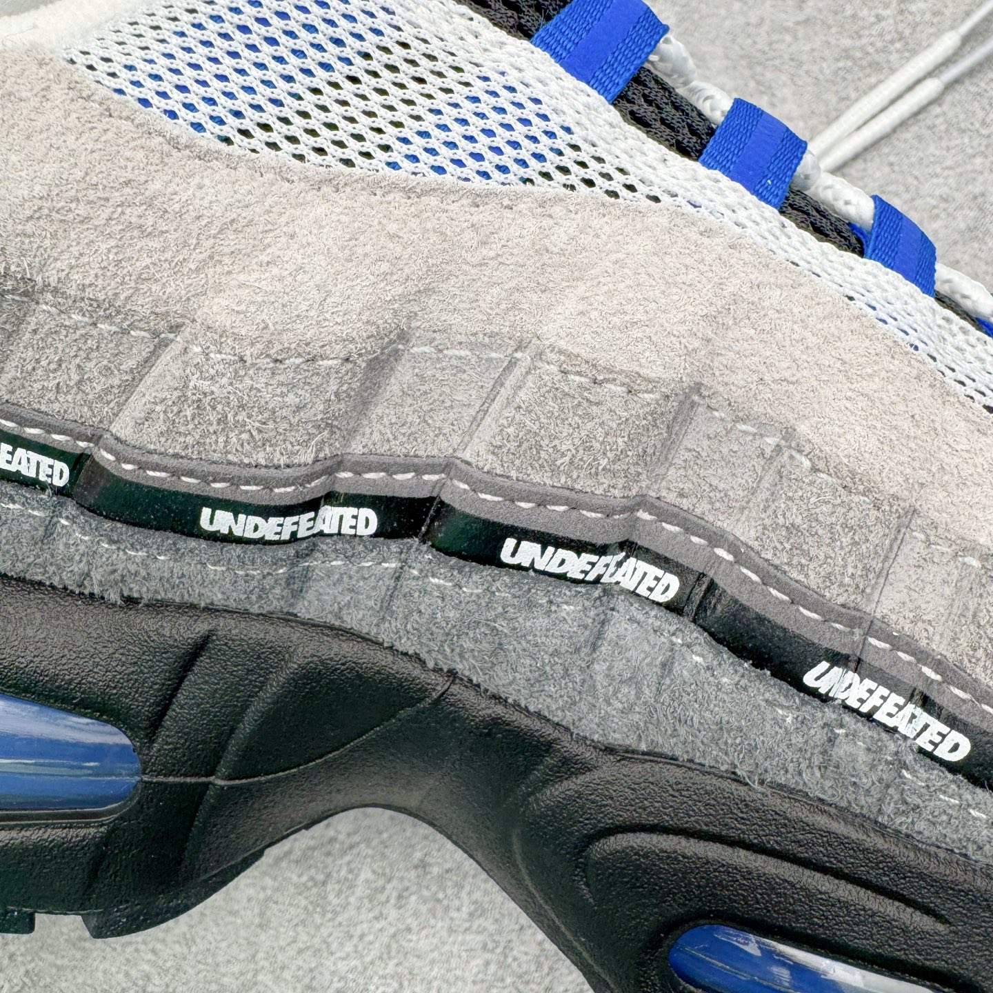 图片[19]-＃KZ神版 UNDEFEATED x NK Air Max 95 SP 伯明翰限定 联名灰蓝 IB4523-001 亲自操刀耗时半年开发 重金购买全套印尼原厂纸板楦头开发 2025官方主推系列 致敬诞生30周年的传奇鞋型 Air Max 95 系列再度重磅复刻归来 以全新配色续写光辉历史 更以现代手法重塑经典 将复古风格与前沿科技完美融合 一比一鞋头弧度高度鞋身弧度 东莞原厂模具大底 一码一模 原厂高韧性Tpu 独家供应45.5 48.5 原厂特供同批次皮料与Zp零色差 原厂特供内外标均可过绿X扫描认证 独家原装Big Bubble气垫 气垫体积更大 提供更强的缓震性能和回弹性 进口玻璃冲刀皮料裁剪零毛边 电脑针车工艺 鞋面不留荧光细节 平台可冲 超高鞋面清洁度 最高QC检验标准 控制溢胶瑕疵 每一双都是工艺品 实拍调校N版已经零色差零失真 百分百还原实物色彩所见即所得 不存在货不对板色差等低级问题 选购参考实物拍摄 不混卖不参货 只用心做好货严格选品 承诺混一赔十 尺码：40 40.5 41 42 42.5 43 44 44.5 45 45.5 46 47.5 48.5-选品中心
