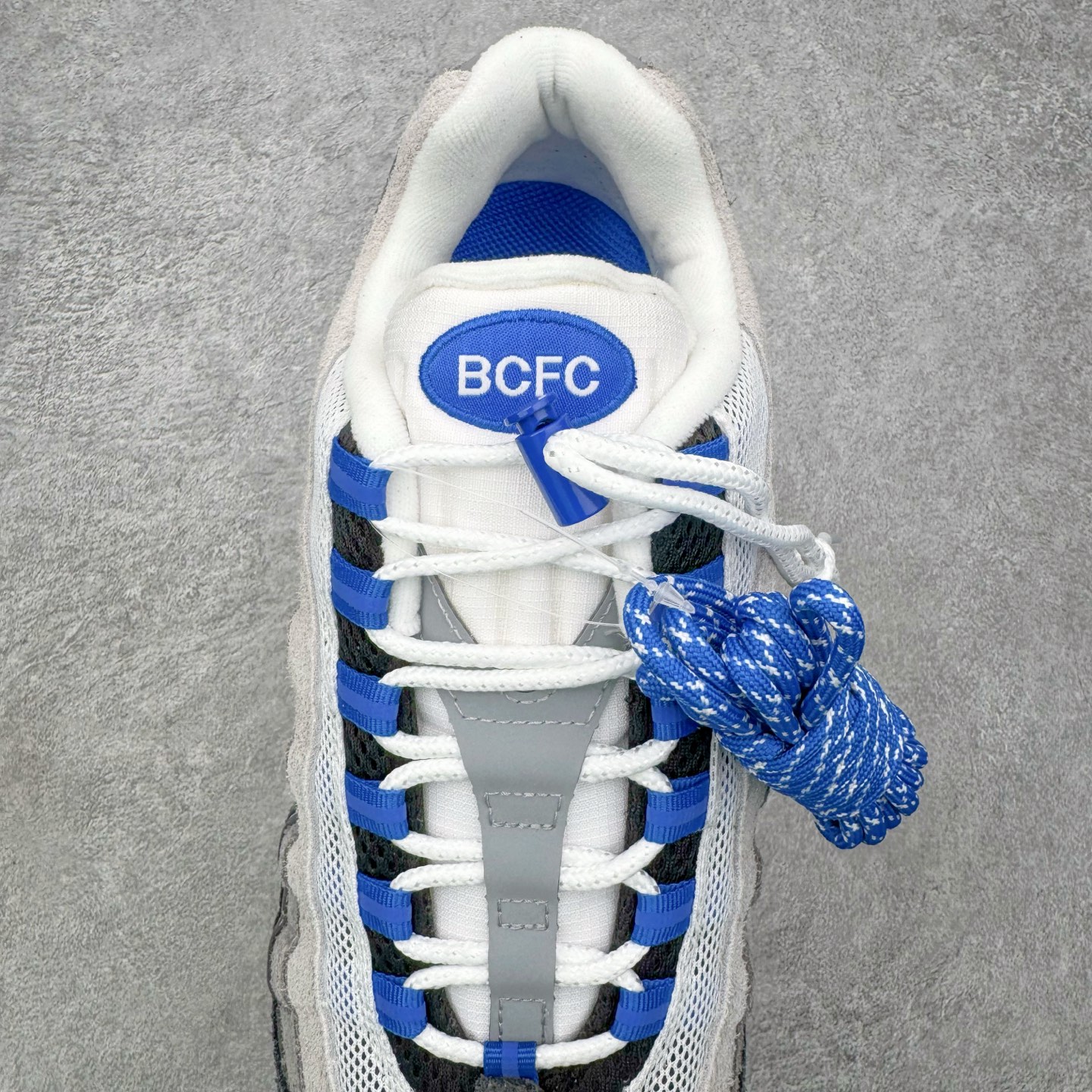 图片[5]-＃KZ神版 UNDEFEATED x NK Air Max 95 SP 伯明翰限定 联名灰蓝 IB4523-001 亲自操刀耗时半年开发 重金购买全套印尼原厂纸板楦头开发 2025官方主推系列 致敬诞生30周年的传奇鞋型 Air Max 95 系列再度重磅复刻归来 以全新配色续写光辉历史 更以现代手法重塑经典 将复古风格与前沿科技完美融合 一比一鞋头弧度高度鞋身弧度 东莞原厂模具大底 一码一模 原厂高韧性Tpu 独家供应45.5 48.5 原厂特供同批次皮料与Zp零色差 原厂特供内外标均可过绿X扫描认证 独家原装Big Bubble气垫 气垫体积更大 提供更强的缓震性能和回弹性 进口玻璃冲刀皮料裁剪零毛边 电脑针车工艺 鞋面不留荧光细节 平台可冲 超高鞋面清洁度 最高QC检验标准 控制溢胶瑕疵 每一双都是工艺品 实拍调校N版已经零色差零失真 百分百还原实物色彩所见即所得 不存在货不对板色差等低级问题 选购参考实物拍摄 不混卖不参货 只用心做好货严格选品 承诺混一赔十 尺码：40 40.5 41 42 42.5 43 44 44.5 45 45.5 46 47.5 48.5-选品中心