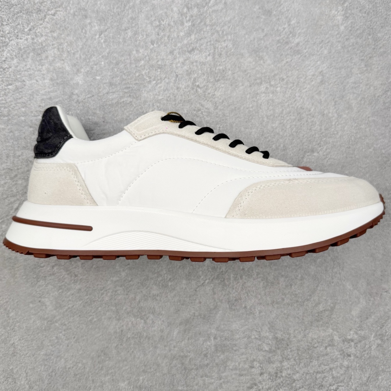 ＃GD广顶 Loro Piana Week-End Walk 老钱风休闲系列运动鞋 购入原版开发，皮料、辅料按原鞋标准定制，独立磨具.区别市面流通版本，佛山大厂出品.出厂经过QC质检，细节、品控到位。完全遵循原版工艺打造。低调奢华，步履从容！现火爆小红书 FB各大社媒 Loro Piana 顶级皮革以自然纹理诠释质感，柔软耐磨，随穿着时间愈发温润。 经典设计，细节见匠心，圆头系带厚底复古与现代交融，舒适支撑，拉长腿部线条。 轻松搭配西装、休闲裤，无缝切换商务与生活场景。 缓震厚底设计 减轻足部压力 内衬透气材质 全天候保持干爽 黑色经典 永恒格调 深邃黑色适配一切场合 从日常通勤到周末漫游，低调中彰显全套包装 带有原版原珠（可补充品牌标志性工艺或环保理念，如“采用Loro Piana专利鞣制技术，环保无铬鞣革”） 尺码：39 40 41 42 43 44 45-选品中心