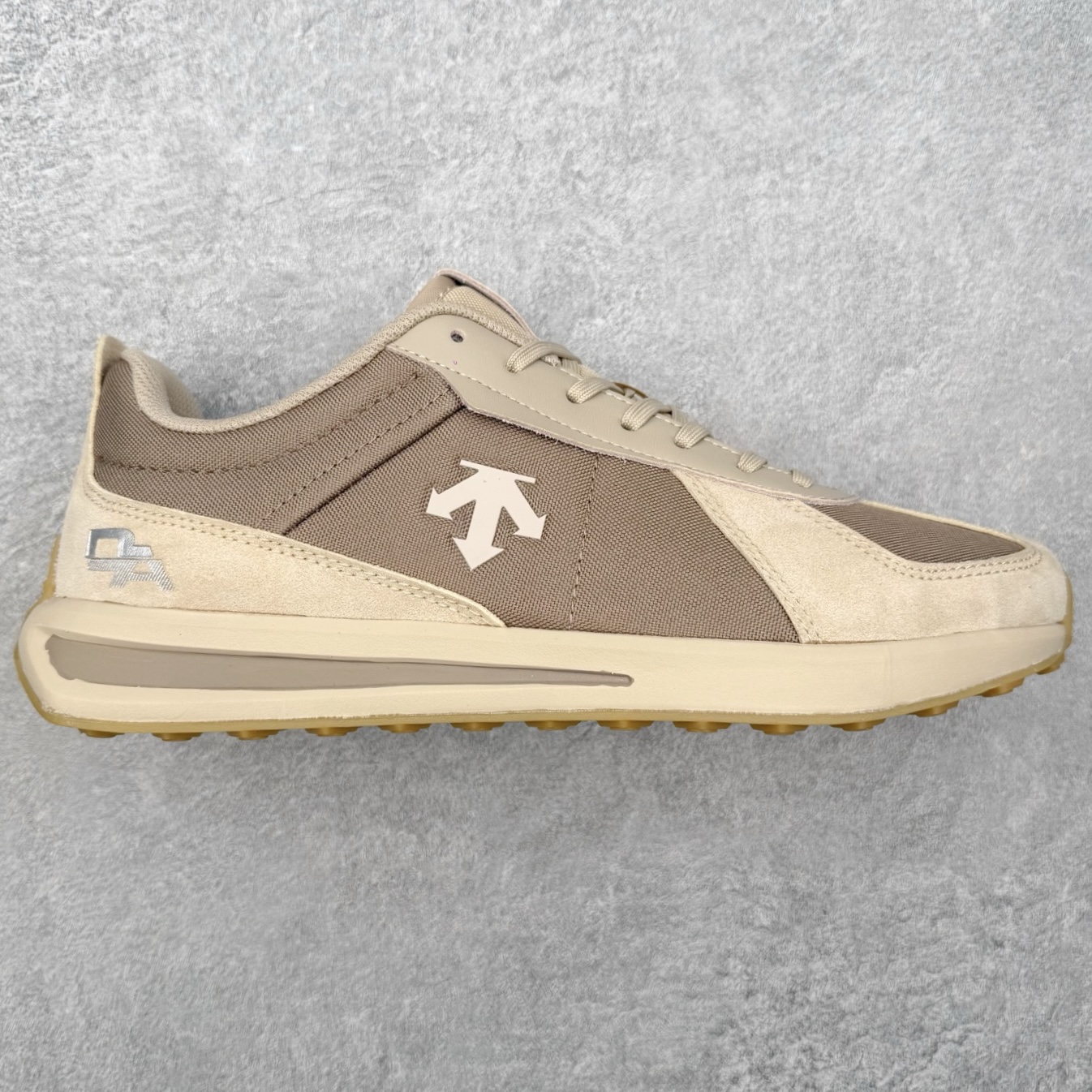 DESCENTE Sport Style Chron Racer 迪桑特舒适百搭防滑耐磨低帮生活休闲鞋 是一款集复古与现代于一体的低帮跑步鞋 简洁的牛皮鞋面不仅彰显出时尚的质感 还适用于多种场合的穿搭 这款鞋子的透气性能极佳 轻质弹性鞋底则提供了良好的舒适度和耐磨性 使你在行走或跑步时都能感受到脚底的柔软与支撑 尺码：36 36.5 37.5 38 38.5 39 40 40.5 41 42 42.5 43 44 44.5 45-选品中心