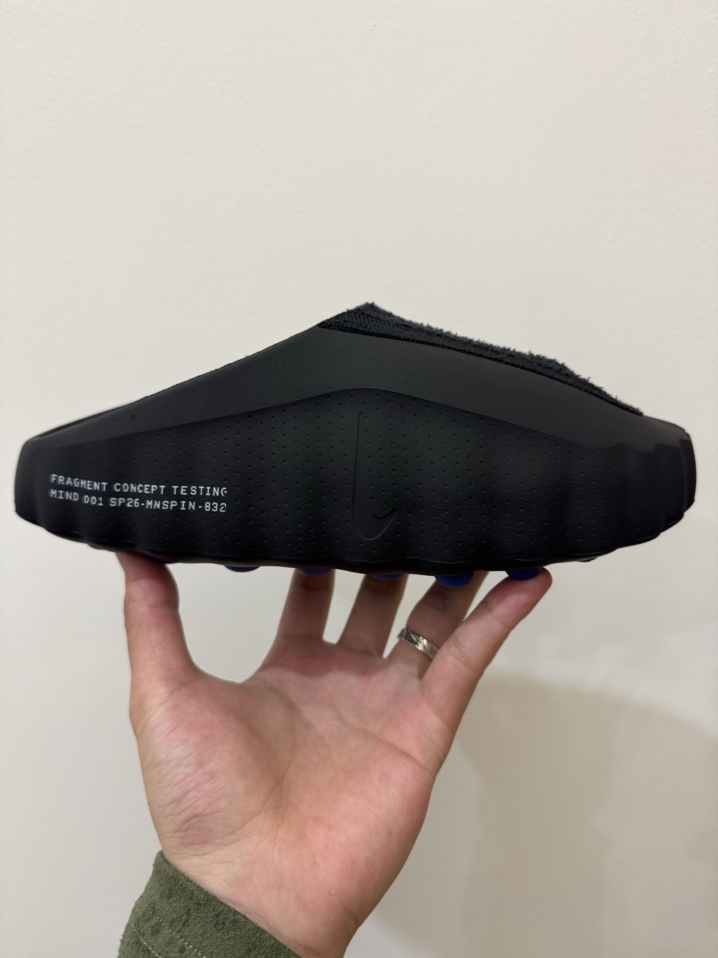 ＃GD莞产 Fragment Design x NK Mind 001 藤原浩联名舒适贴合科技风无特殊功能包头按摩拖鞋 IQ8502-001 Mind 001 从神经科学中汲取灵感，打造出一款不仅外观独特，更能为穿着者带来别样感知体验的球鞋，此次新作将继续延续此核心方向。历时十年打磨的 Mind 系列，承载着 Nike 对未来鞋款的愿景呈现。系列中的每双鞋，外底均由 22 个独立泡沫结节构成，旨在模拟赤足般的体验。这些结节通过与足底感官感受器的相互作用，从而促进人体的自然步态。实拍调校N版已经零色差零失真 百分百还原实物色彩所见即所得 不存在货不对板色差等低级问题 选购参考实物拍摄 不混卖不参货 只用心做好货严格选品 承诺混一赔十 每天稳定供应 原厂高密度三明治 冲孔工整无多余线头 前后组合模块 22块独立按摩单元 按摩单元无任何毛边 尺码同步官方 偏小两码 尺码：36 37.5 38.5 40 41 42.5 44 45 46 47.5 48.5 49.5 50.5-选品中心