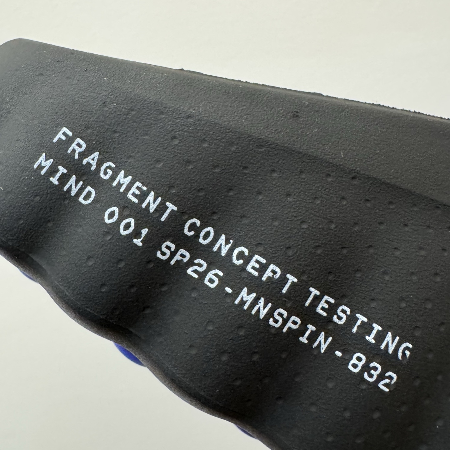 图片[5]-＃GD莞产 Fragment Design x NK Mind 001 藤原浩联名舒适贴合科技风无特殊功能包头按摩拖鞋 IQ8502-001 Mind 001 从神经科学中汲取灵感，打造出一款不仅外观独特，更能为穿着者带来别样感知体验的球鞋，此次新作将继续延续此核心方向。历时十年打磨的 Mind 系列，承载着 Nike 对未来鞋款的愿景呈现。系列中的每双鞋，外底均由 22 个独立泡沫结节构成，旨在模拟赤足般的体验。这些结节通过与足底感官感受器的相互作用，从而促进人体的自然步态。实拍调校N版已经零色差零失真 百分百还原实物色彩所见即所得 不存在货不对板色差等低级问题 选购参考实物拍摄 不混卖不参货 只用心做好货严格选品 承诺混一赔十 每天稳定供应 原厂高密度三明治 冲孔工整无多余线头 前后组合模块 22块独立按摩单元 按摩单元无任何毛边 尺码同步官方 偏小两码 尺码：36 37.5 38.5 40 41 42.5 44 45 46 47.5 48.5 49.5 50.5-选品中心