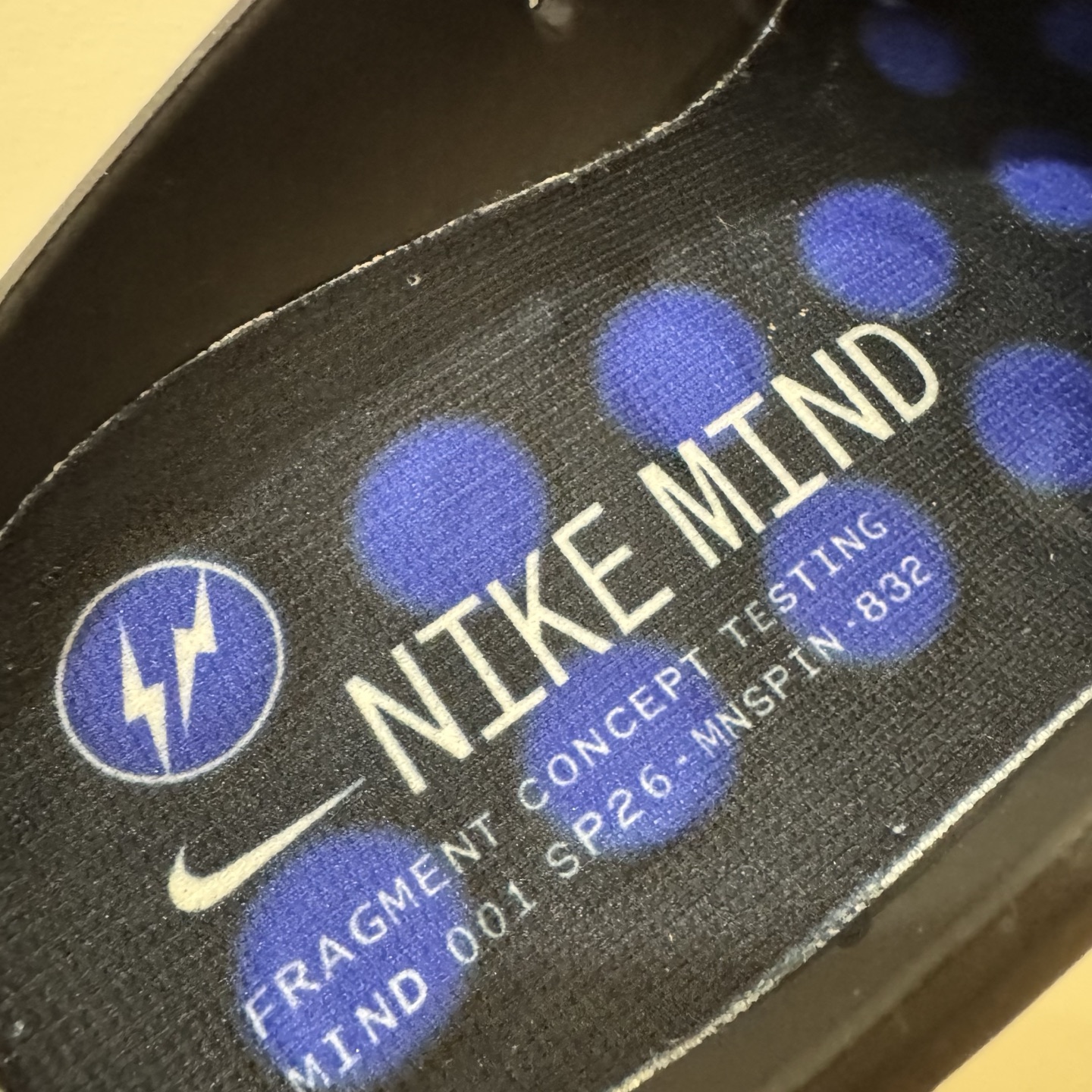 图片[3]-＃GD莞产 Fragment Design x NK Mind 001 藤原浩联名舒适贴合科技风无特殊功能包头按摩拖鞋 IQ8502-001 Mind 001 从神经科学中汲取灵感，打造出一款不仅外观独特，更能为穿着者带来别样感知体验的球鞋，此次新作将继续延续此核心方向。历时十年打磨的 Mind 系列，承载着 Nike 对未来鞋款的愿景呈现。系列中的每双鞋，外底均由 22 个独立泡沫结节构成，旨在模拟赤足般的体验。这些结节通过与足底感官感受器的相互作用，从而促进人体的自然步态。实拍调校N版已经零色差零失真 百分百还原实物色彩所见即所得 不存在货不对板色差等低级问题 选购参考实物拍摄 不混卖不参货 只用心做好货严格选品 承诺混一赔十 每天稳定供应 原厂高密度三明治 冲孔工整无多余线头 前后组合模块 22块独立按摩单元 按摩单元无任何毛边 尺码同步官方 偏小两码 尺码：36 37.5 38.5 40 41 42.5 44 45 46 47.5 48.5 49.5 50.5-选品中心