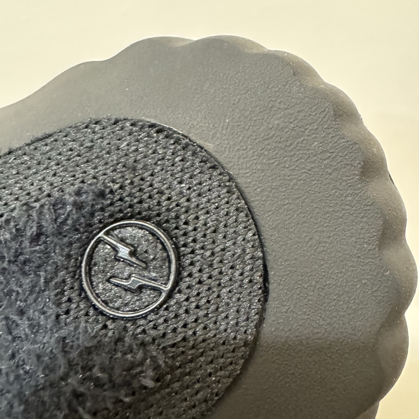 图片[2]-＃GD莞产 Fragment Design x NK Mind 001 藤原浩联名舒适贴合科技风无特殊功能包头按摩拖鞋 IQ8502-001 Mind 001 从神经科学中汲取灵感，打造出一款不仅外观独特，更能为穿着者带来别样感知体验的球鞋，此次新作将继续延续此核心方向。历时十年打磨的 Mind 系列，承载着 Nike 对未来鞋款的愿景呈现。系列中的每双鞋，外底均由 22 个独立泡沫结节构成，旨在模拟赤足般的体验。这些结节通过与足底感官感受器的相互作用，从而促进人体的自然步态。实拍调校N版已经零色差零失真 百分百还原实物色彩所见即所得 不存在货不对板色差等低级问题 选购参考实物拍摄 不混卖不参货 只用心做好货严格选品 承诺混一赔十 每天稳定供应 原厂高密度三明治 冲孔工整无多余线头 前后组合模块 22块独立按摩单元 按摩单元无任何毛边 尺码同步官方 偏小两码 尺码：36 37.5 38.5 40 41 42.5 44 45 46 47.5 48.5 49.5 50.5-选品中心