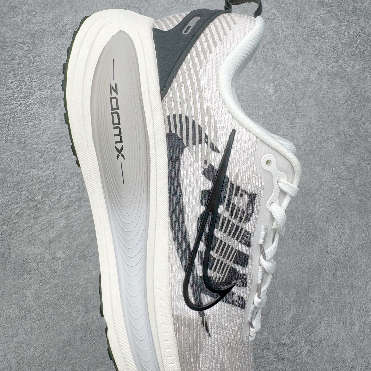 ＃QD纯原 Nike Air Zoom Vomero 18 Sail Black Metallic Si