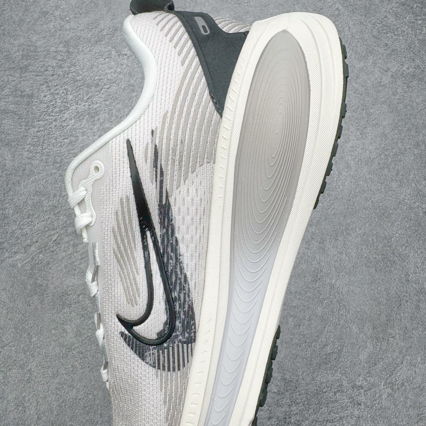 ＃QD纯原 Nike Air Zoom Vomero 18 Sail Black Metallic Si