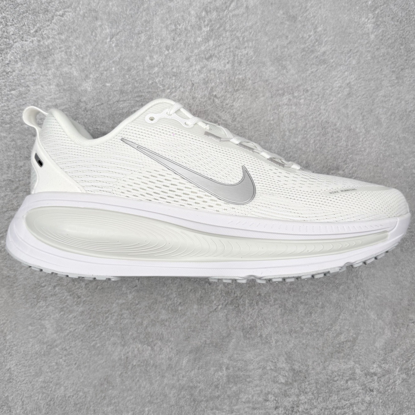 ＃QD纯原 Nike Air Zoom Vomero 18 White Metallic Silver 