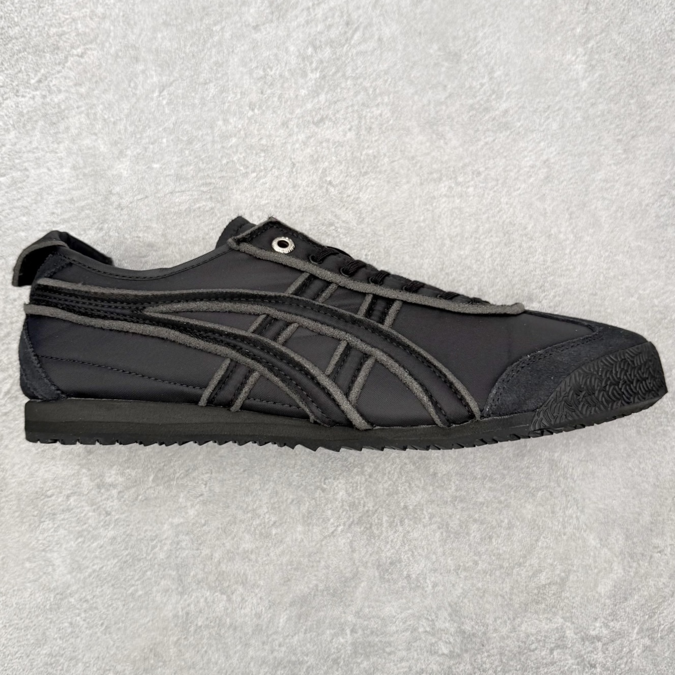 ＃C版 Asics Onitsuka Tiger MEXICO 66 亚瑟士鬼冢虎复古经典板鞋 市场王者选手 海外订单工厂出品 长期生产补货永不断码 超成熟稳定的做工品控 原装全套纸板楦头开发 原汁原味 完美呈现版型 私模正确鞋底咬花纹路 一比一鞋头弧度高度鞋身弧度 绝不口嗨 细节品控鞋型随意秒杀市面 原档咬花纹路私模大底 一个单元有六个三角形 总体形拼接呈现花瓣状 官方四联吊牌 原装Ortholite轻量化鞋垫 原盒原配 质保卡 说明书 钢印防尘纸 纸板中底带钢印 乳胶组合鞋垫 支持全方位的对比专柜 产品从款式颜色造型上体现出追求舒适和细节的完美 鞋类更是推崇手工制作的严谨与完美 融舒适性与可穿性的设计风格 注重细节的完美和别致魅力 既保持稳重 又不失轻松的时尚感 尺码：36 37 37.5 38 39 39.5 40 40.5 41.5 42 42.5 43.5 44 45-选品中心