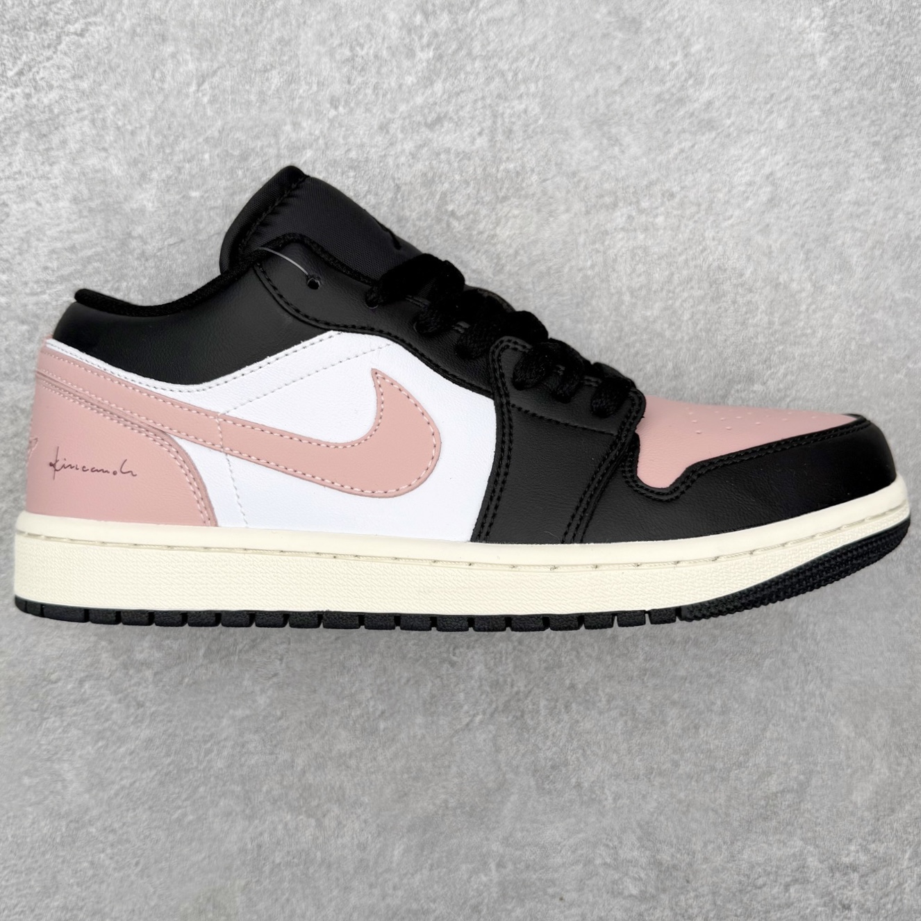 ＃K版 Air Jordan AJ1 Low 低帮 553560-081 全新流水线出品 DT版本唯一平替选择 市场第二梯队最强版 全部原鞋开发 原楦原纸板开发 全鞋电脑针车 原厂内置全掌气垫 原盒内在原标 唯一Zp原版鞋带绑法 免检产品 全新2022版型 全头层皮料 完美零毛边处理 原厂配置全掌气垫 价格定位良心 几十个配色陆续出货 实拍调校N版已经零色差零失真 百分百还原实物色彩所见即所得 不存在货不对板色差等低级问题 选购参考实物拍摄 不混卖不参货 只用心做好货严格选品 承诺混一赔十 尺码：36 36.5 37.5 38 38.5 39 40 40.5 41 42 42.5 43 44 44.5 45-选品中心