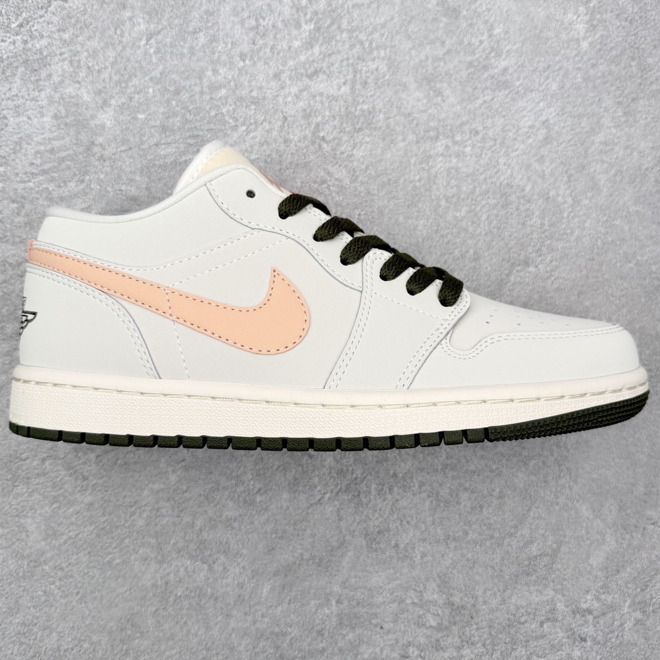 ＃K版 Air Jordan AJ1 Low 低帮 DC0774-111 全新流水线出品 DT版本唯一平替选择 市场第二梯队最强版 全部原鞋开发 原楦原纸板开发 全鞋电脑针车 原厂内置全掌气垫 原盒内在原标 唯一Zp原版鞋带绑法 免检产品 全新2022版型 全头层皮料 完美零毛边处理 原厂配置全掌气垫 价格定位良心 几十个配色陆续出货 实拍调校N版已经零色差零失真 百分百还原实物色彩所见即所得 不存在货不对板色差等低级问题 选购参考实物拍摄 不混卖不参货 只用心做好货严格选品 承诺混一赔十 尺码：36 36.5 37.5 38 38.5 39 40 40.5 41 42 42.5 43 44 44.5 45-选品中心