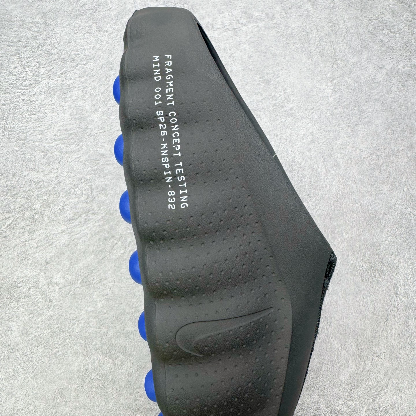 图片[6]-＃GD莞产 Fragment Design x NK Mind 001 藤原浩联名舒适贴合科技风无特殊功能包头按摩拖鞋 IQ8502-001 Mind 001 从神经科学中汲取灵感，打造出一款不仅外观独特，更能为穿着者带来别样感知体验的球鞋，此次新作将继续延续此核心方向。历时十年打磨的 Mind 系列，承载着 Nike 对未来鞋款的愿景呈现。系列中的每双鞋，外底均由 22 个独立泡沫结节构成，旨在模拟赤足般的体验。这些结节通过与足底感官感受器的相互作用，从而促进人体的自然步态。实拍调校N版已经零色差零失真 百分百还原实物色彩所见即所得 不存在货不对板色差等低级问题 选购参考实物拍摄 不混卖不参货 只用心做好货严格选品 承诺混一赔十 每天稳定供应 原厂高密度三明治 冲孔工整无多余线头 前后组合模块 22块独立按摩单元 按摩单元无任何毛边 尺码同步官方 偏小两码 尺码：36 37.5 38.5 40 41 42.5 44 45 46 47.5 48.5 49.5 50.5-选品中心