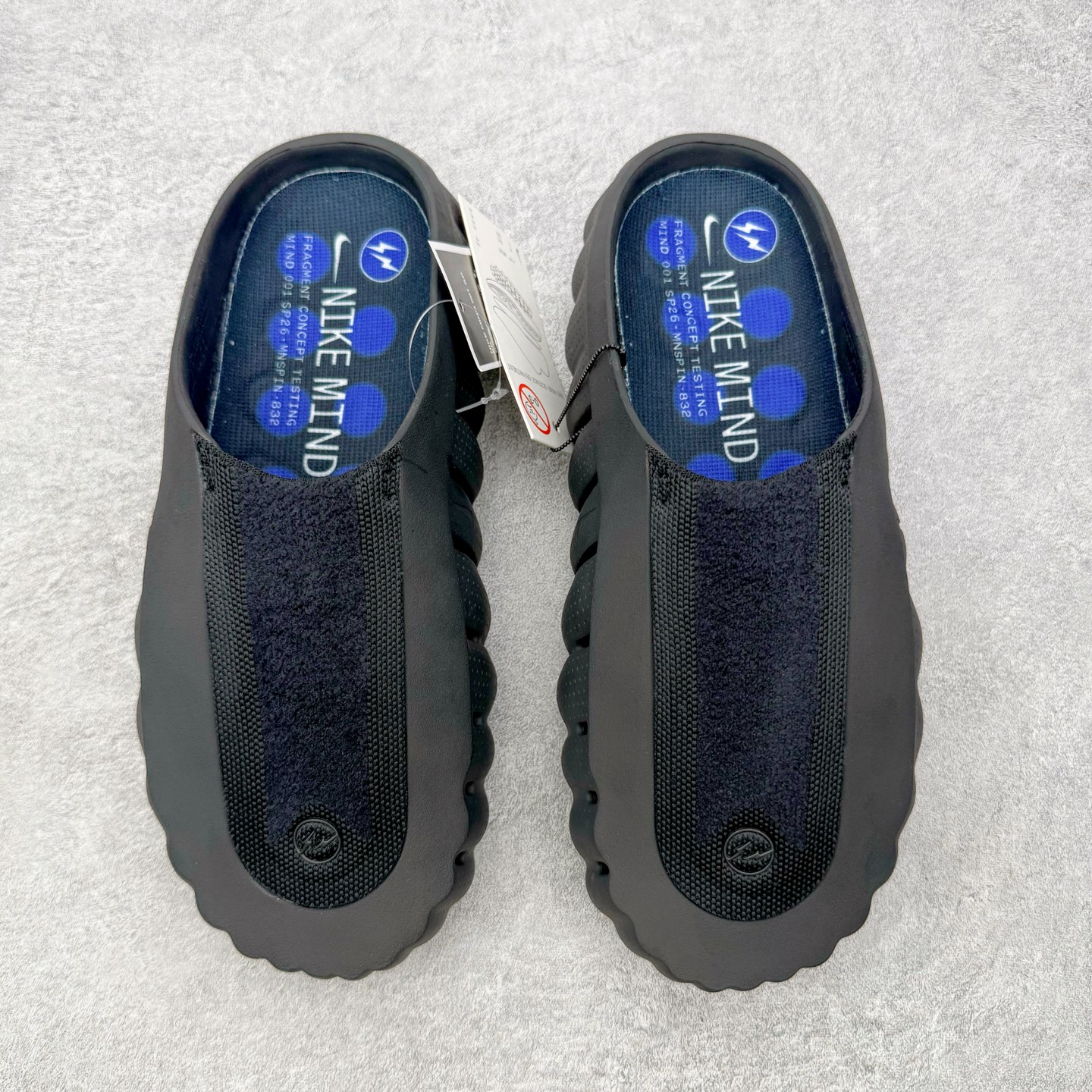 图片[2]-＃GD莞产 Fragment Design x NK Mind 001 藤原浩联名舒适贴合科技风无特殊功能包头按摩拖鞋 IQ8502-001 Mind 001 从神经科学中汲取灵感，打造出一款不仅外观独特，更能为穿着者带来别样感知体验的球鞋，此次新作将继续延续此核心方向。历时十年打磨的 Mind 系列，承载着 Nike 对未来鞋款的愿景呈现。系列中的每双鞋，外底均由 22 个独立泡沫结节构成，旨在模拟赤足般的体验。这些结节通过与足底感官感受器的相互作用，从而促进人体的自然步态。实拍调校N版已经零色差零失真 百分百还原实物色彩所见即所得 不存在货不对板色差等低级问题 选购参考实物拍摄 不混卖不参货 只用心做好货严格选品 承诺混一赔十 每天稳定供应 原厂高密度三明治 冲孔工整无多余线头 前后组合模块 22块独立按摩单元 按摩单元无任何毛边 尺码同步官方 偏小两码 尺码：36 37.5 38.5 40 41 42.5 44 45 46 47.5 48.5 49.5 50.5-选品中心