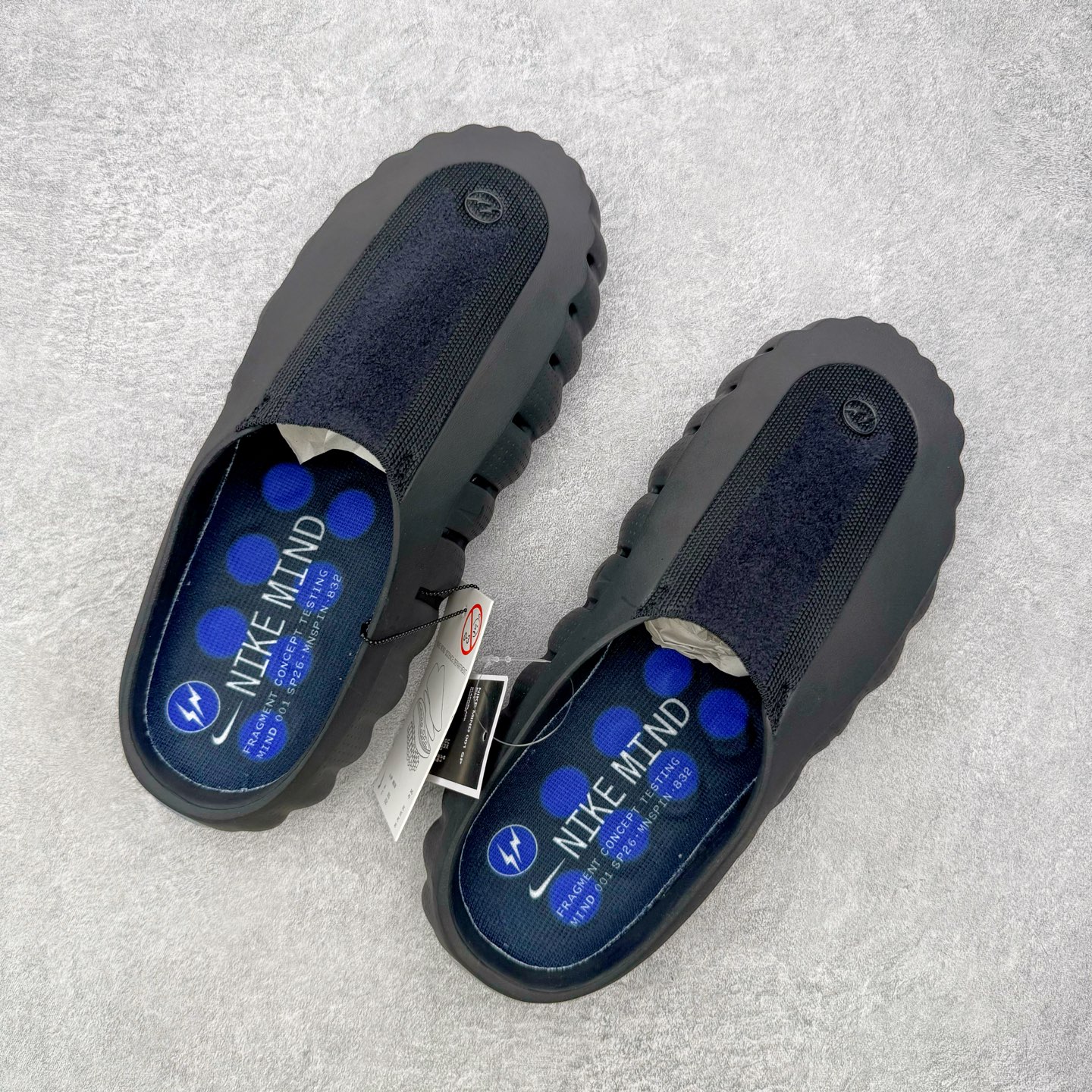 图片[3]-＃GD莞产 Fragment Design x NK Mind 001 藤原浩联名舒适贴合科技风无特殊功能包头按摩拖鞋 IQ8502-001 Mind 001 从神经科学中汲取灵感，打造出一款不仅外观独特，更能为穿着者带来别样感知体验的球鞋，此次新作将继续延续此核心方向。历时十年打磨的 Mind 系列，承载着 Nike 对未来鞋款的愿景呈现。系列中的每双鞋，外底均由 22 个独立泡沫结节构成，旨在模拟赤足般的体验。这些结节通过与足底感官感受器的相互作用，从而促进人体的自然步态。实拍调校N版已经零色差零失真 百分百还原实物色彩所见即所得 不存在货不对板色差等低级问题 选购参考实物拍摄 不混卖不参货 只用心做好货严格选品 承诺混一赔十 每天稳定供应 原厂高密度三明治 冲孔工整无多余线头 前后组合模块 22块独立按摩单元 按摩单元无任何毛边 尺码同步官方 偏小两码 尺码：36 37.5 38.5 40 41 42.5 44 45 46 47.5 48.5 49.5 50.5-选品中心