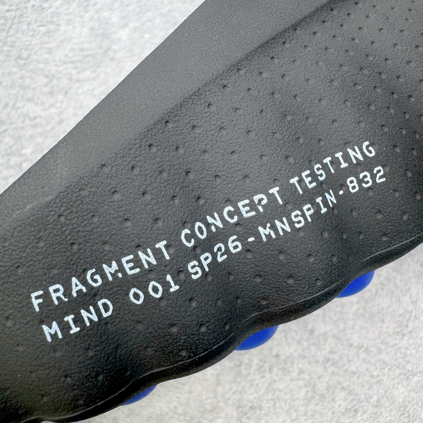 图片[18]-＃GD莞产 Fragment Design x NK Mind 001 藤原浩联名舒适贴合科技风无特殊功能包头按摩拖鞋 IQ8502-001 Mind 001 从神经科学中汲取灵感，打造出一款不仅外观独特，更能为穿着者带来别样感知体验的球鞋，此次新作将继续延续此核心方向。历时十年打磨的 Mind 系列，承载着 Nike 对未来鞋款的愿景呈现。系列中的每双鞋，外底均由 22 个独立泡沫结节构成，旨在模拟赤足般的体验。这些结节通过与足底感官感受器的相互作用，从而促进人体的自然步态。实拍调校N版已经零色差零失真 百分百还原实物色彩所见即所得 不存在货不对板色差等低级问题 选购参考实物拍摄 不混卖不参货 只用心做好货严格选品 承诺混一赔十 每天稳定供应 原厂高密度三明治 冲孔工整无多余线头 前后组合模块 22块独立按摩单元 按摩单元无任何毛边 尺码同步官方 偏小两码 尺码：36 37.5 38.5 40 41 42.5 44 45 46 47.5 48.5 49.5 50.5-选品中心
