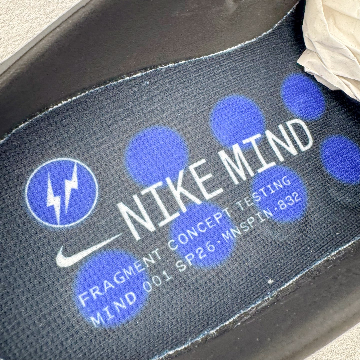 图片[13]-＃GD莞产 Fragment Design x NK Mind 001 藤原浩联名舒适贴合科技风无特殊功能包头按摩拖鞋 IQ8502-001 Mind 001 从神经科学中汲取灵感，打造出一款不仅外观独特，更能为穿着者带来别样感知体验的球鞋，此次新作将继续延续此核心方向。历时十年打磨的 Mind 系列，承载着 Nike 对未来鞋款的愿景呈现。系列中的每双鞋，外底均由 22 个独立泡沫结节构成，旨在模拟赤足般的体验。这些结节通过与足底感官感受器的相互作用，从而促进人体的自然步态。实拍调校N版已经零色差零失真 百分百还原实物色彩所见即所得 不存在货不对板色差等低级问题 选购参考实物拍摄 不混卖不参货 只用心做好货严格选品 承诺混一赔十 每天稳定供应 原厂高密度三明治 冲孔工整无多余线头 前后组合模块 22块独立按摩单元 按摩单元无任何毛边 尺码同步官方 偏小两码 尺码：36 37.5 38.5 40 41 42.5 44 45 46 47.5 48.5 49.5 50.5-选品中心