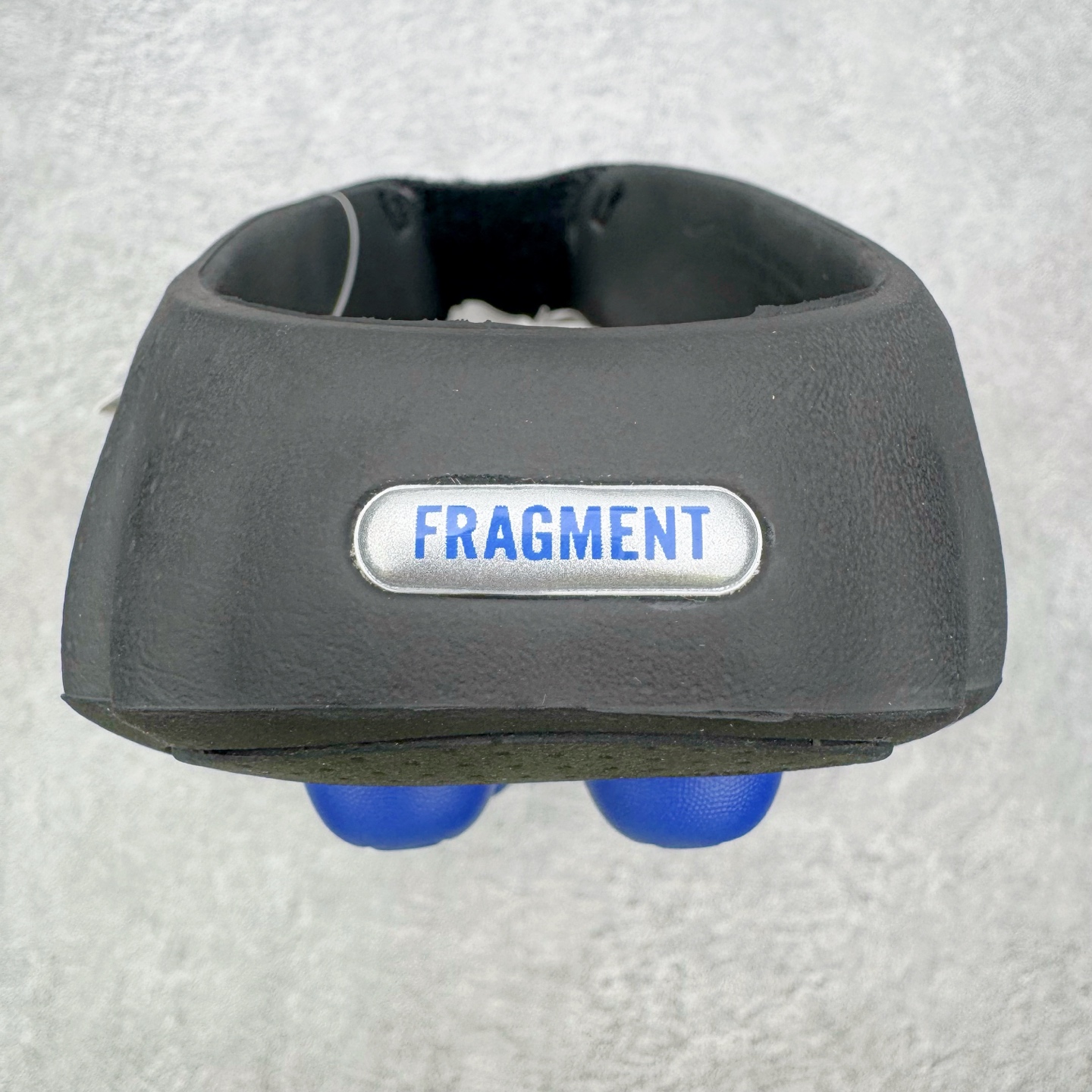 图片[8]-＃GD莞产 Fragment Design x NK Mind 001 藤原浩联名舒适贴合科技风无特殊功能包头按摩拖鞋 IQ8502-001 Mind 001 从神经科学中汲取灵感，打造出一款不仅外观独特，更能为穿着者带来别样感知体验的球鞋，此次新作将继续延续此核心方向。历时十年打磨的 Mind 系列，承载着 Nike 对未来鞋款的愿景呈现。系列中的每双鞋，外底均由 22 个独立泡沫结节构成，旨在模拟赤足般的体验。这些结节通过与足底感官感受器的相互作用，从而促进人体的自然步态。实拍调校N版已经零色差零失真 百分百还原实物色彩所见即所得 不存在货不对板色差等低级问题 选购参考实物拍摄 不混卖不参货 只用心做好货严格选品 承诺混一赔十 每天稳定供应 原厂高密度三明治 冲孔工整无多余线头 前后组合模块 22块独立按摩单元 按摩单元无任何毛边 尺码同步官方 偏小两码 尺码：36 37.5 38.5 40 41 42.5 44 45 46 47.5 48.5 49.5 50.5-选品中心