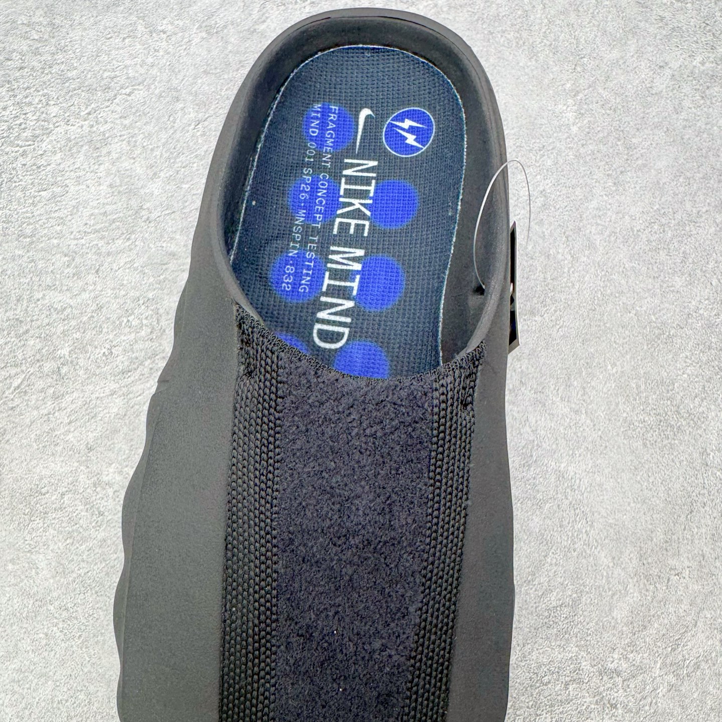 图片[5]-＃GD莞产 Fragment Design x NK Mind 001 藤原浩联名舒适贴合科技风无特殊功能包头按摩拖鞋 IQ8502-001 Mind 001 从神经科学中汲取灵感，打造出一款不仅外观独特，更能为穿着者带来别样感知体验的球鞋，此次新作将继续延续此核心方向。历时十年打磨的 Mind 系列，承载着 Nike 对未来鞋款的愿景呈现。系列中的每双鞋，外底均由 22 个独立泡沫结节构成，旨在模拟赤足般的体验。这些结节通过与足底感官感受器的相互作用，从而促进人体的自然步态。实拍调校N版已经零色差零失真 百分百还原实物色彩所见即所得 不存在货不对板色差等低级问题 选购参考实物拍摄 不混卖不参货 只用心做好货严格选品 承诺混一赔十 每天稳定供应 原厂高密度三明治 冲孔工整无多余线头 前后组合模块 22块独立按摩单元 按摩单元无任何毛边 尺码同步官方 偏小两码 尺码：36 37.5 38.5 40 41 42.5 44 45 46 47.5 48.5 49.5 50.5-选品中心