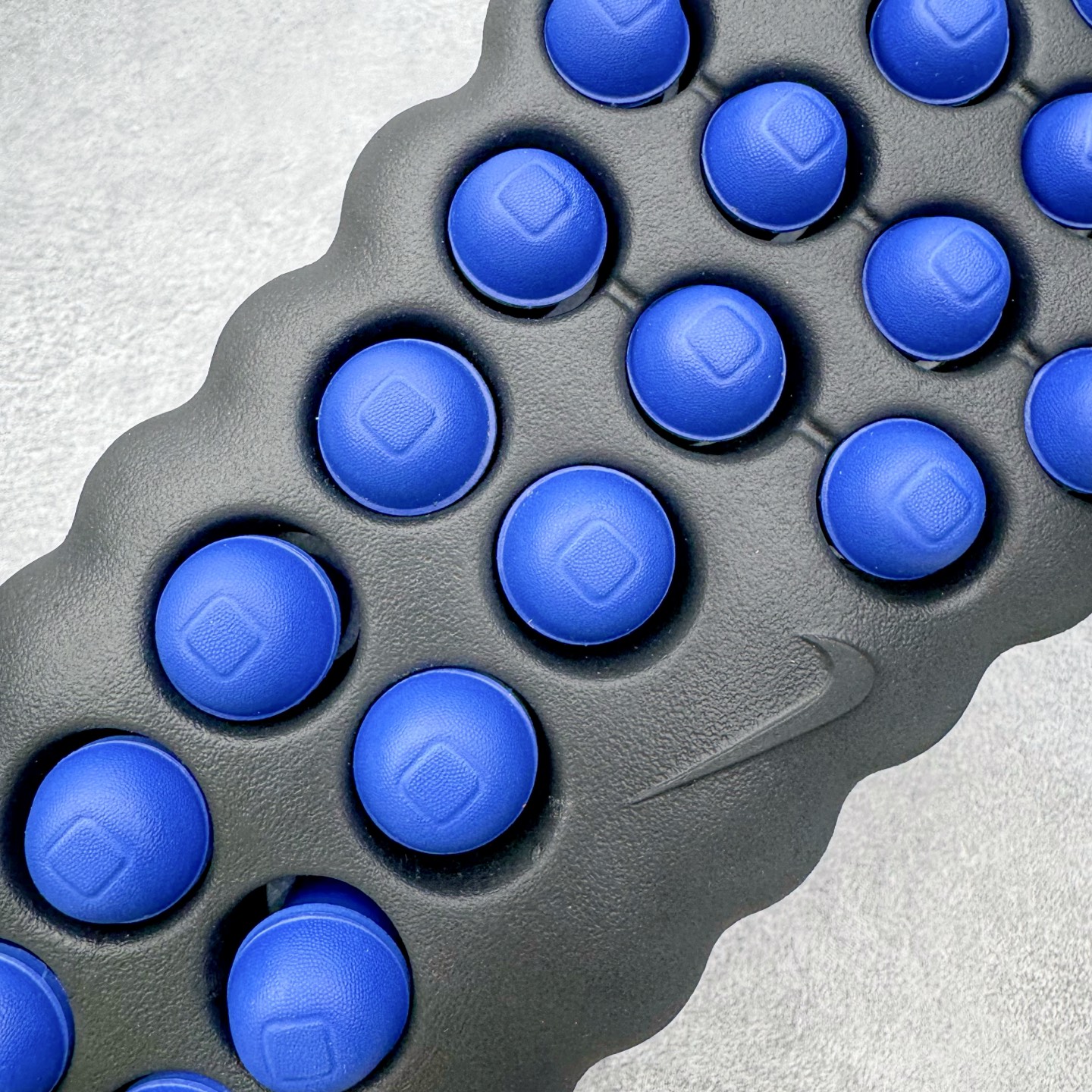 图片[19]-＃GD莞产 Fragment Design x NK Mind 001 藤原浩联名舒适贴合科技风无特殊功能包头按摩拖鞋 IQ8502-001 Mind 001 从神经科学中汲取灵感，打造出一款不仅外观独特，更能为穿着者带来别样感知体验的球鞋，此次新作将继续延续此核心方向。历时十年打磨的 Mind 系列，承载着 Nike 对未来鞋款的愿景呈现。系列中的每双鞋，外底均由 22 个独立泡沫结节构成，旨在模拟赤足般的体验。这些结节通过与足底感官感受器的相互作用，从而促进人体的自然步态。实拍调校N版已经零色差零失真 百分百还原实物色彩所见即所得 不存在货不对板色差等低级问题 选购参考实物拍摄 不混卖不参货 只用心做好货严格选品 承诺混一赔十 每天稳定供应 原厂高密度三明治 冲孔工整无多余线头 前后组合模块 22块独立按摩单元 按摩单元无任何毛边 尺码同步官方 偏小两码 尺码：36 37.5 38.5 40 41 42.5 44 45 46 47.5 48.5 49.5 50.5-选品中心