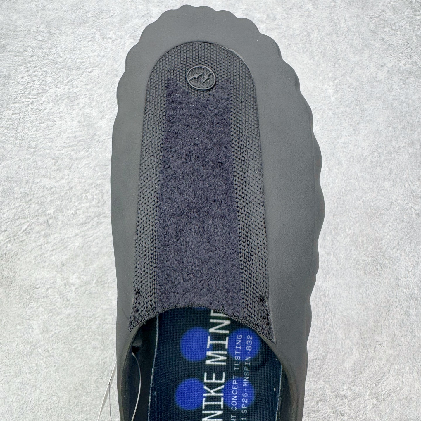 图片[4]-＃GD莞产 Fragment Design x NK Mind 001 藤原浩联名舒适贴合科技风无特殊功能包头按摩拖鞋 IQ8502-001 Mind 001 从神经科学中汲取灵感，打造出一款不仅外观独特，更能为穿着者带来别样感知体验的球鞋，此次新作将继续延续此核心方向。历时十年打磨的 Mind 系列，承载着 Nike 对未来鞋款的愿景呈现。系列中的每双鞋，外底均由 22 个独立泡沫结节构成，旨在模拟赤足般的体验。这些结节通过与足底感官感受器的相互作用，从而促进人体的自然步态。实拍调校N版已经零色差零失真 百分百还原实物色彩所见即所得 不存在货不对板色差等低级问题 选购参考实物拍摄 不混卖不参货 只用心做好货严格选品 承诺混一赔十 每天稳定供应 原厂高密度三明治 冲孔工整无多余线头 前后组合模块 22块独立按摩单元 按摩单元无任何毛边 尺码同步官方 偏小两码 尺码：36 37.5 38.5 40 41 42.5 44 45 46 47.5 48.5 49.5 50.5-选品中心