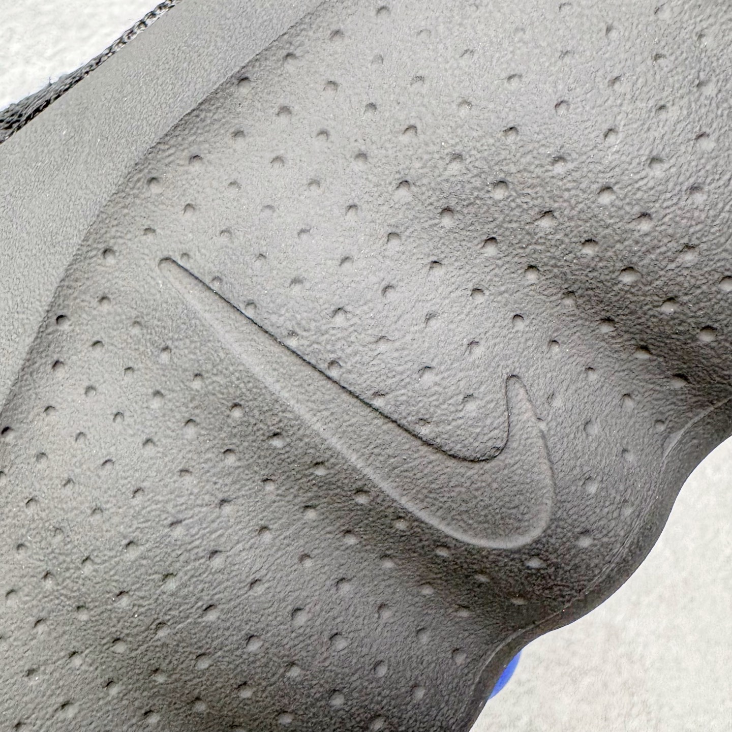 图片[17]-＃GD莞产 Fragment Design x NK Mind 001 藤原浩联名舒适贴合科技风无特殊功能包头按摩拖鞋 IQ8502-001 Mind 001 从神经科学中汲取灵感，打造出一款不仅外观独特，更能为穿着者带来别样感知体验的球鞋，此次新作将继续延续此核心方向。历时十年打磨的 Mind 系列，承载着 Nike 对未来鞋款的愿景呈现。系列中的每双鞋，外底均由 22 个独立泡沫结节构成，旨在模拟赤足般的体验。这些结节通过与足底感官感受器的相互作用，从而促进人体的自然步态。实拍调校N版已经零色差零失真 百分百还原实物色彩所见即所得 不存在货不对板色差等低级问题 选购参考实物拍摄 不混卖不参货 只用心做好货严格选品 承诺混一赔十 每天稳定供应 原厂高密度三明治 冲孔工整无多余线头 前后组合模块 22块独立按摩单元 按摩单元无任何毛边 尺码同步官方 偏小两码 尺码：36 37.5 38.5 40 41 42.5 44 45 46 47.5 48.5 49.5 50.5-选品中心