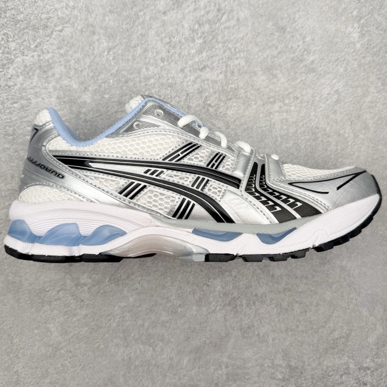 ASICS GEL-KAYANO 14 亚瑟士K14系列户外复古潮流百搭织物合成革缓震休闲跑步鞋 原装纸板楦头开发 独家私模五层组合大底 原厂定制缓震硅胶加持 原盒原配 官方四联吊牌 原装Ortholite轻量化鞋垫 设计师 Hidenori Yamashita 以「Flash」一词为灵感 创造出未来感金属色鞋面 改造升级内在性能 由内而外全面革新 为 GEL-KAYANO 家族传承及经典跑鞋文化的延续 创下里程碑式作品 K14跑鞋重新诠释了复古的跑步形状 并以其 2000 年代后期的美学理念重新铺装 银色与蓝色的鞋面极为高档 网面铺陈与鞋面、鞋头多处细节位增添了透气性 鞋后跟部中底上以及多密度耐磨鞋底增加了 GEL 缓震胶 提供高抗冲击性、缓冲性、可保护脚部免受地面冲击的影响 穿着舒适性十足 尺码：35.5 36 37 37.5 38 39 39.5 40.5 41.5 42 42.5 43.5 44 45 46-选品中心