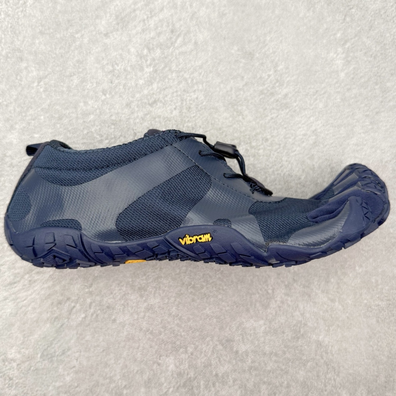 Suicoke x Vibram Five Fingers Nin-Lo 日本机能鞋履品牌五指系列徒步休闲户外露营五指分离式运动鞋 舒适的鞋面，具有很好的延展性。时尚质感鞋面，套脚闭合方式。后跟采用柔软材质舒适贴合脚踝。SUICOKE是日本一家运动休闲凉鞋品牌，以织带束缚搭配Vibram 户外鞋底为主要设计思路，推出造型各异的城市风凉鞋，品牌运营理念强大，经常与不同品牌联名合作。实拍调校N版已经零色差零失真 百分百还原实物色彩所见即所得 不存在货不对板色差等低级问题 选购参考实物拍摄 不混卖不参货 只用心做好货严格选品 承诺混一赔十 尺码：36 36.5 37.5 38 38.5 39 40 40.5 41 42 42.5 43 44 44.5 45-选品中心