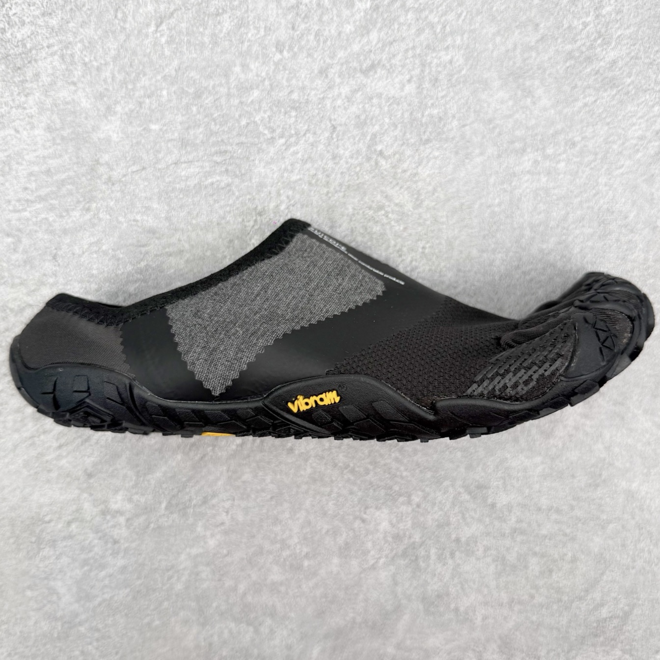 Suicoke x Vibram Five Fingers Nin-Lo 日本机能鞋履品牌五指系列徒步休闲户外露营五指分离式运动鞋 舒适的鞋面，具有很好的延展性。时尚质感鞋面，套脚闭合方式。后跟采用柔软材质舒适贴合脚踝。SUICOKE是日本一家运动休闲凉鞋品牌，以织带束缚搭配Vibram 户外鞋底为主要设计思路，推出造型各异的城市风凉鞋，品牌运营理念强大，经常与不同品牌联名合作。实拍调校N版已经零色差零失真 百分百还原实物色彩所见即所得 不存在货不对板色差等低级问题 选购参考实物拍摄 不混卖不参货 只用心做好货严格选品 承诺混一赔十 尺码：36 36.5 37.5 38 38.5 39 40 40.5 41 42 42.5 43 44 44.5 45-选品中心