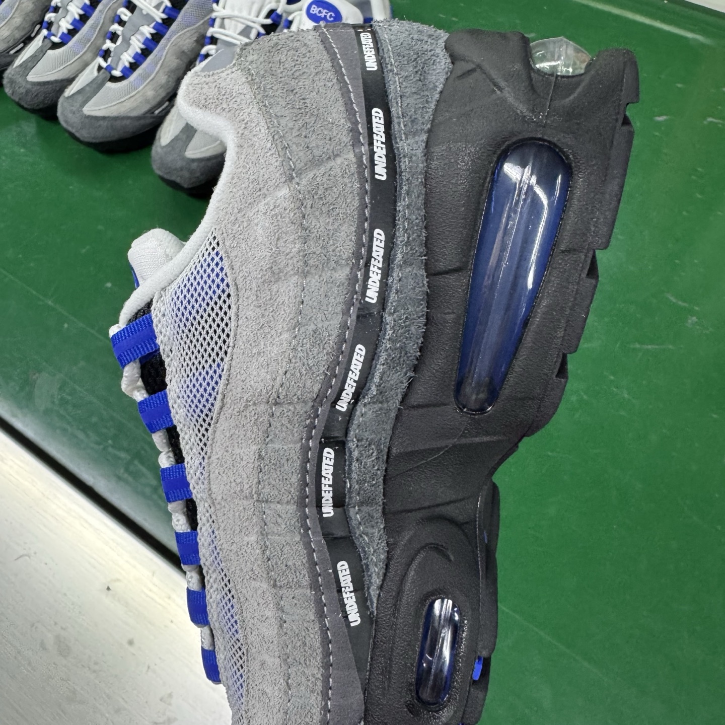 图片[10]-＃SF外贸特供 UNDEFEATED x NK Air Max 95 SP 伯明翰限定 联名灰蓝 IB4523-001 亲自操刀耗时半年开发 重金购买全套印尼原厂纸板楦头开发 2025官方主推系列 致敬诞生30周年的传奇鞋型 Air Max 95 系列再度重磅复刻归来 以全新配色续写光辉历史 更以现代手法重塑经典 将复古风格与前沿科技完美融合 一比一鞋头弧度高度鞋身弧度 东莞原厂模具大底 一码一模 原厂高韧性Tpu 独家供应35.5 45.5 48.5 49.5 50.5 原厂特供同批次皮料与Zp零色差 原厂特供内外标均可过绿X扫描认证 独家原装Big Bubble气垫 气垫体积更大 提供更强的缓震性能和回弹性 进口玻璃冲刀皮料裁剪零毛边 电脑针车工艺 鞋面不留荧光细节 平台可冲 超高鞋面清洁度 最高QC检验标准 控制溢胶瑕疵 每一双都是工艺品 实拍调校N版已经零色差零失真 百分百还原实物色彩所见即所得 不存在货不对板色差等低级问题 选购参考实物拍摄 不混卖不参货 只用心做好货严格选品 承诺混一赔十 尺码：35.5 36 36.5 37.5 38 38.5 39 40 40.5 41 42 42.5 43 44 44.5 45 45.5 46 47.5 48.5 49.5 50.5-选品中心